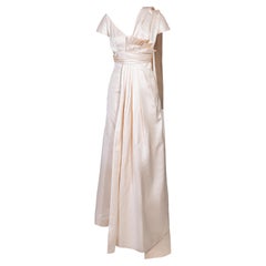 F/S 1955 Christian Dior (zugeschrieben) Kurzarm-Kleid aus ecrufarbenem Satin mit Schärpe