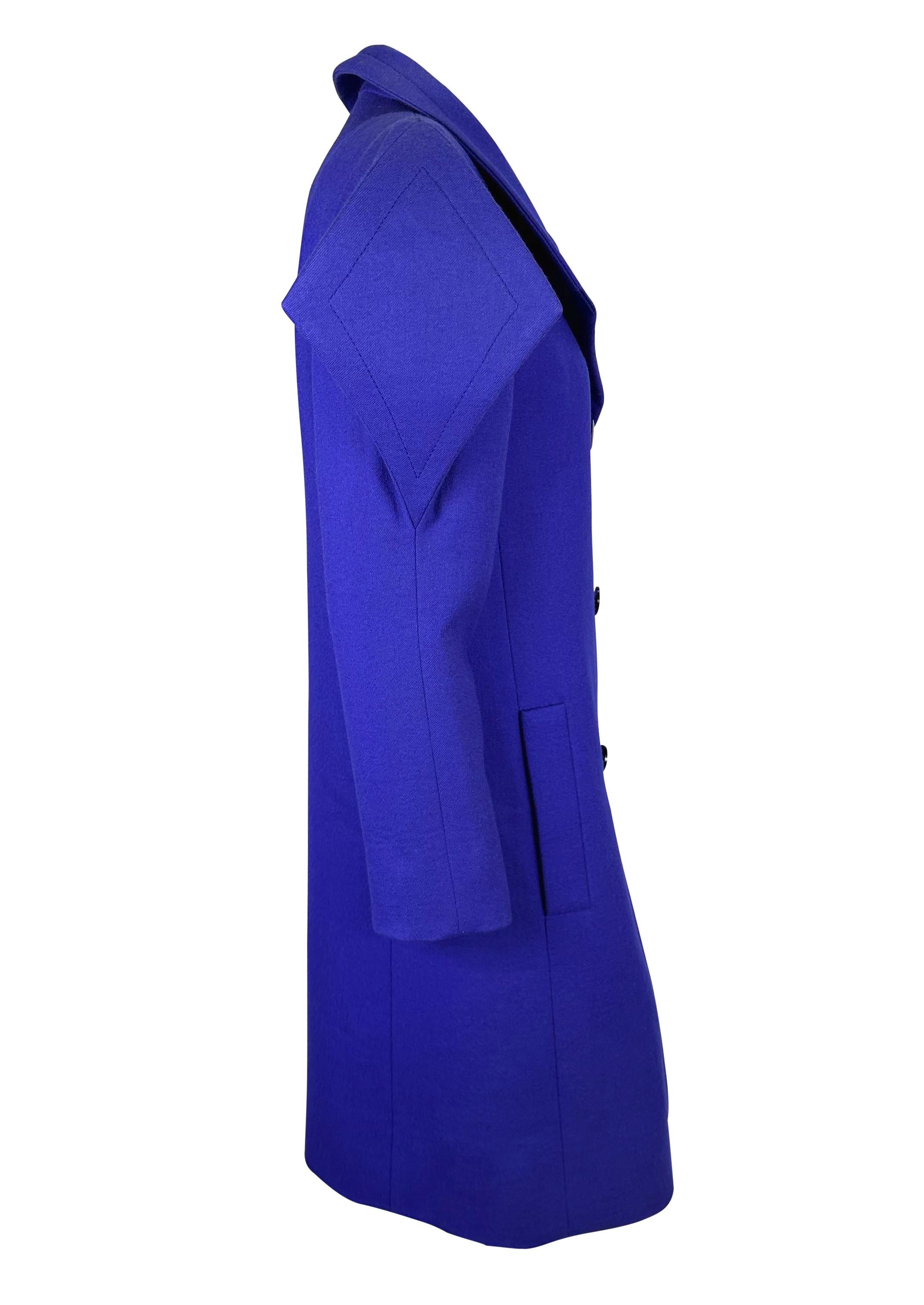 Nous vous présentons un incroyable manteau de haute couture de Pierre Cardin, d'un violet éclatant. Issu de la collection printemps/été 1982, ce fabuleux manteau fait sur mesure se ferme par un double boutonnage avec des boutons noirs brillants et