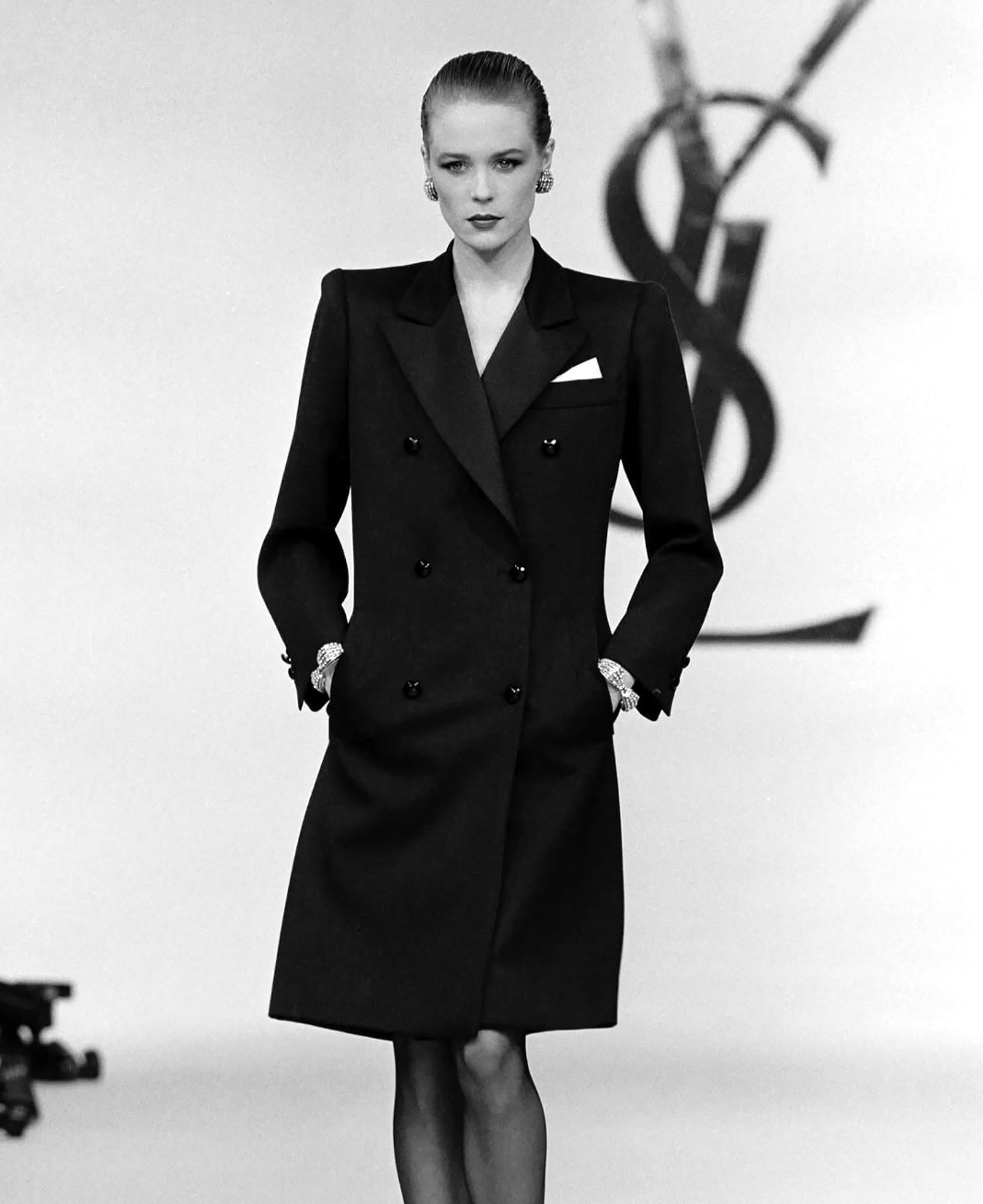 Noir Saint Laurent Rive Gauche Runway Ad - Robe de smoking « Le Smoking » noire, P/E 1983 en vente