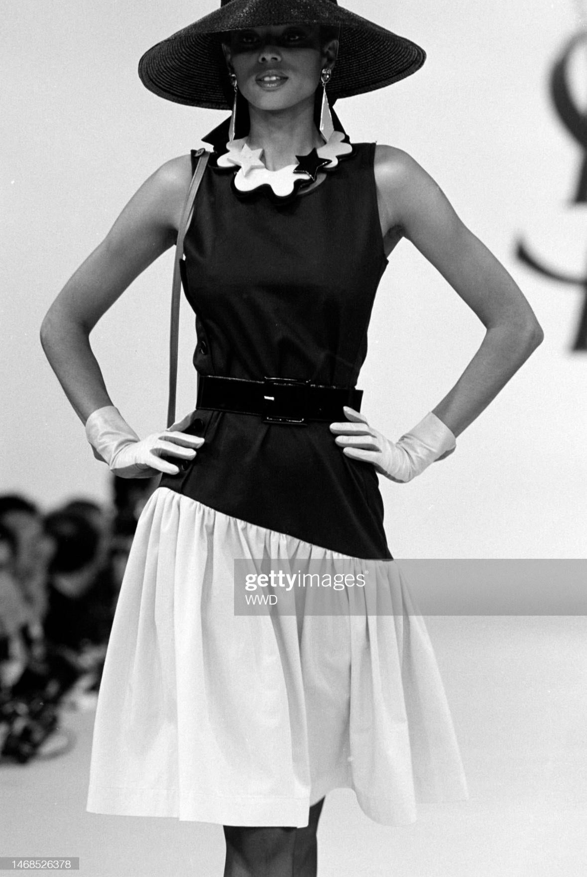 Saint Laurent Rive Gauche Laufsteg Ad Schwarz Rotes ärmelloses Kleid, 1983 im Angebot 1
