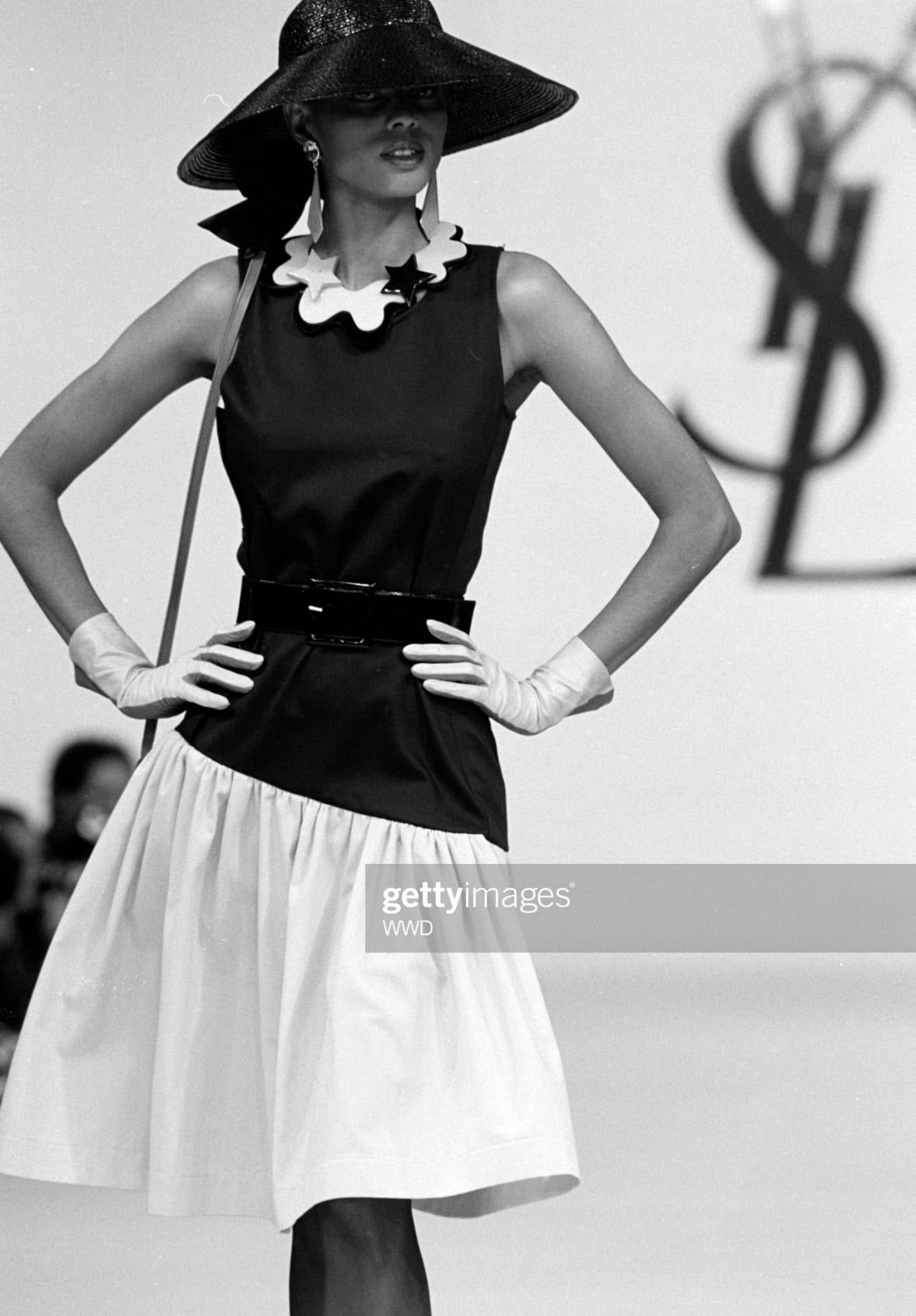 Saint Laurent Rive Gauche Laufsteg Ad Schwarz Rotes ärmelloses Kleid, 1983 im Angebot 2