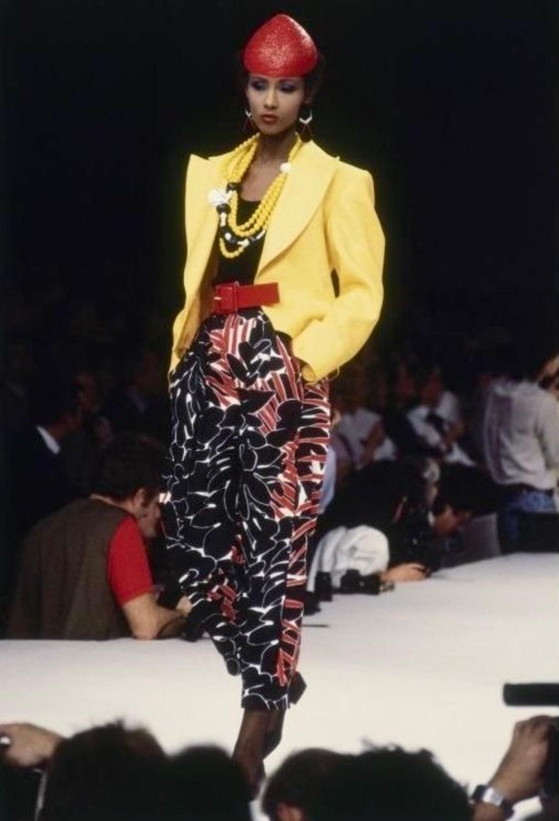 F/S 1985 Saint Laurent Rive Gauche Laufsteg-Hose mit weitem Bein und schwarzem und rotem Blumendruck im Angebot 1