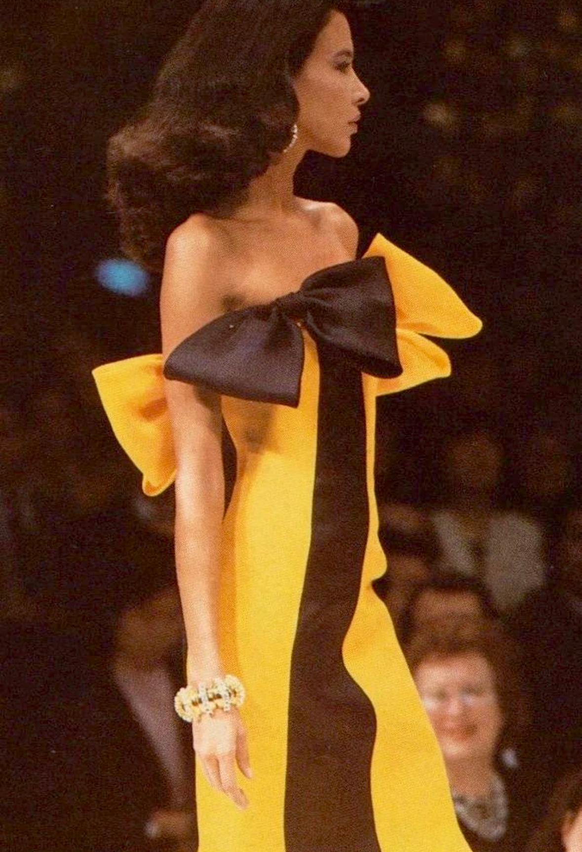 Wir präsentieren ein unglaubliches gelb-schwarzes Givenchy-Haute-Couture-Kleid, entworfen von einem der Meister der Haute Couture des 20. Jahrhunderts, Hubert de Givenchy. Dieses sanduhrförmige Kleid aus der Haute Couture-Kollektion Frühjahr/Sommer