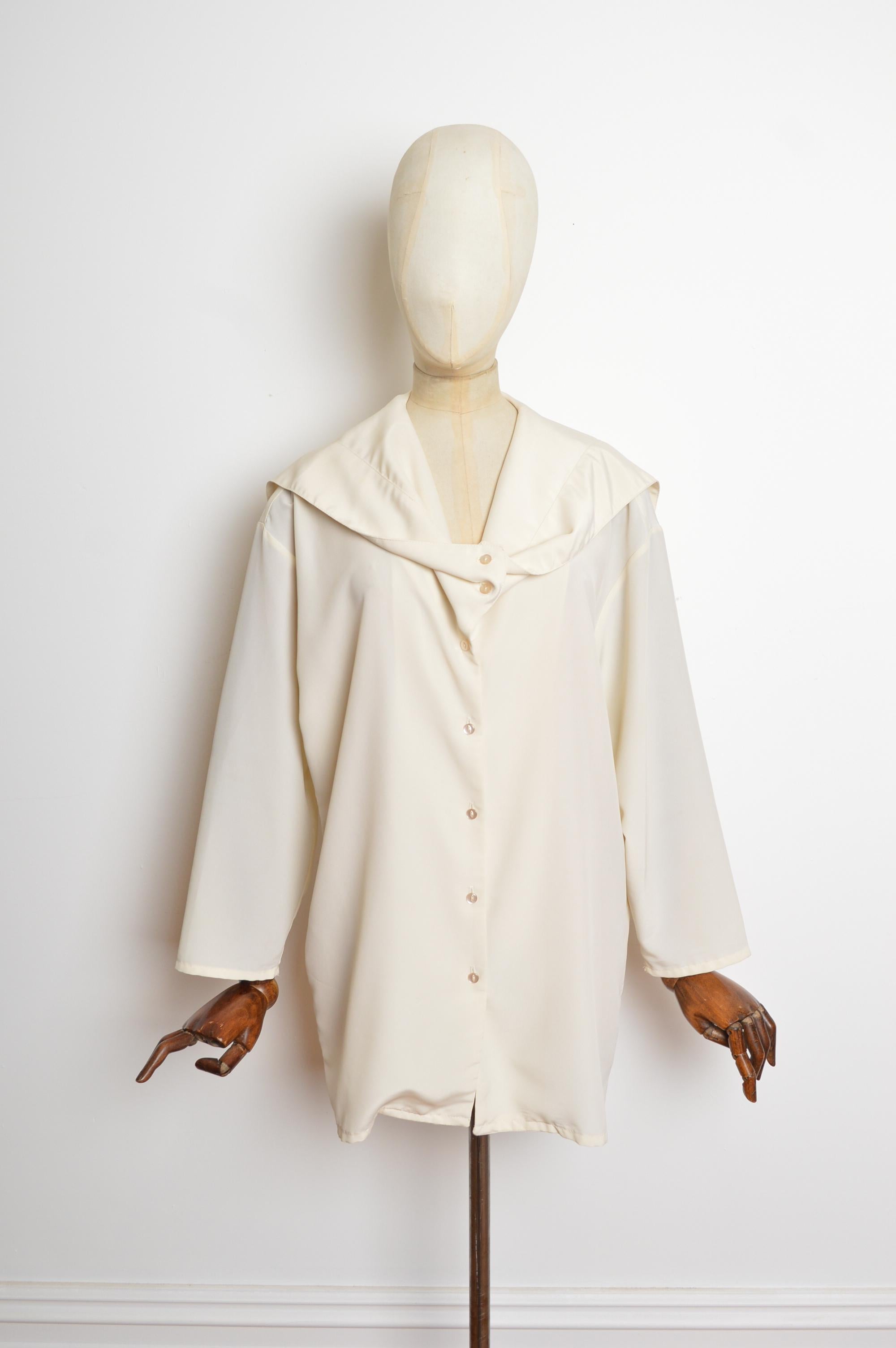 Seltene cremefarbene Bluse von John Galliano aus dem Jahr 1987 mit Kragen im Matrosenstil, langen Ärmeln und Knöpfen in der Mitte. 
HERGESTELLT IN ENGLAND.
Es gibt keine Größe Label in das Kleidungsstück zu zeigen, aber wir würden eine große