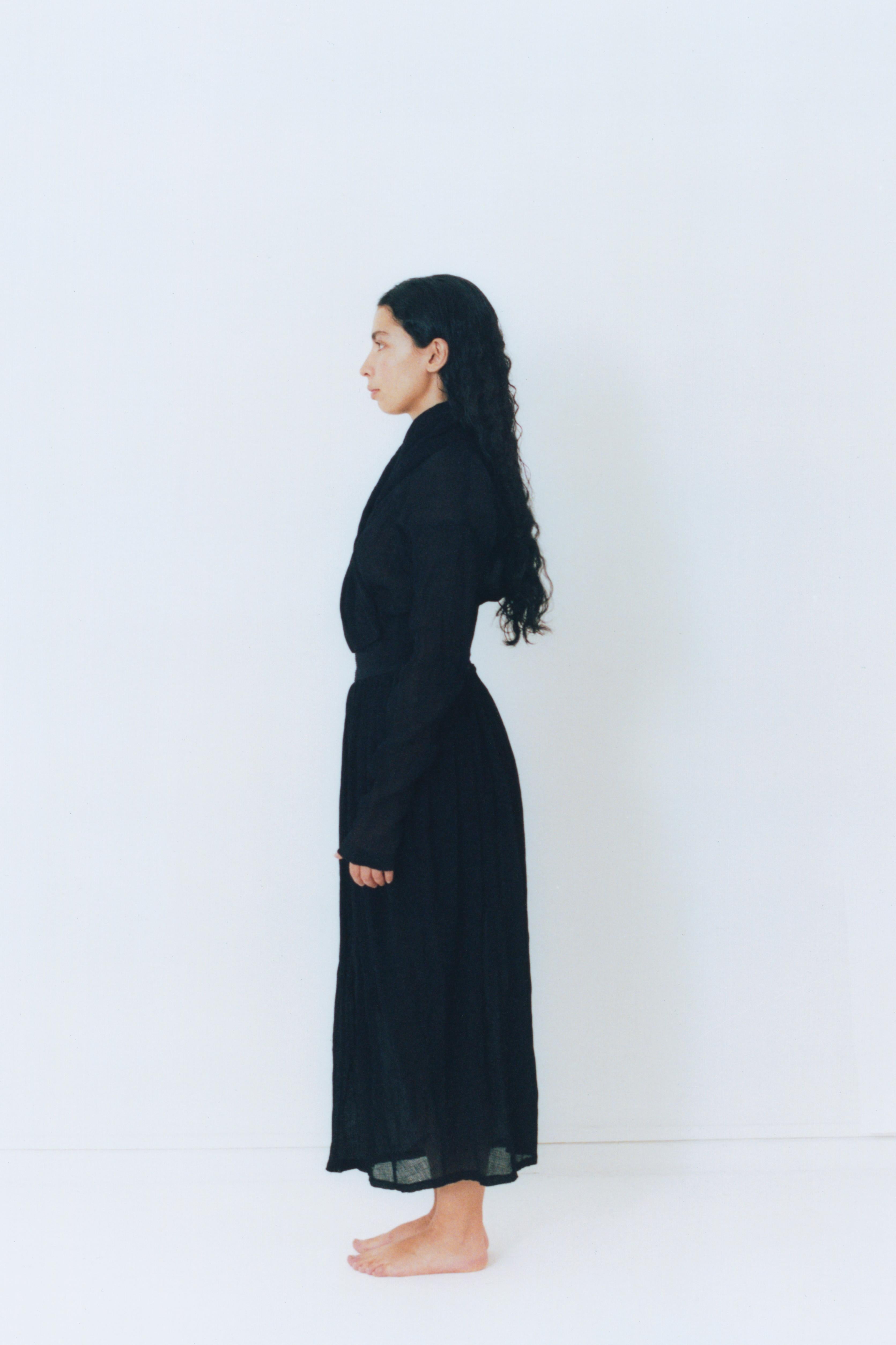 S/S 1987 Romeo Gigli schwarzes Plissee-Ensemble. Wickeloberteil mit Schalkragen und Kurzarm. Hochtaillierter Tulpenrock. Ausgezeichneter Vintage-Zustand ohne nennenswerte Mängel eines seltenen frühen Ensembles von Romeo Gigli. 