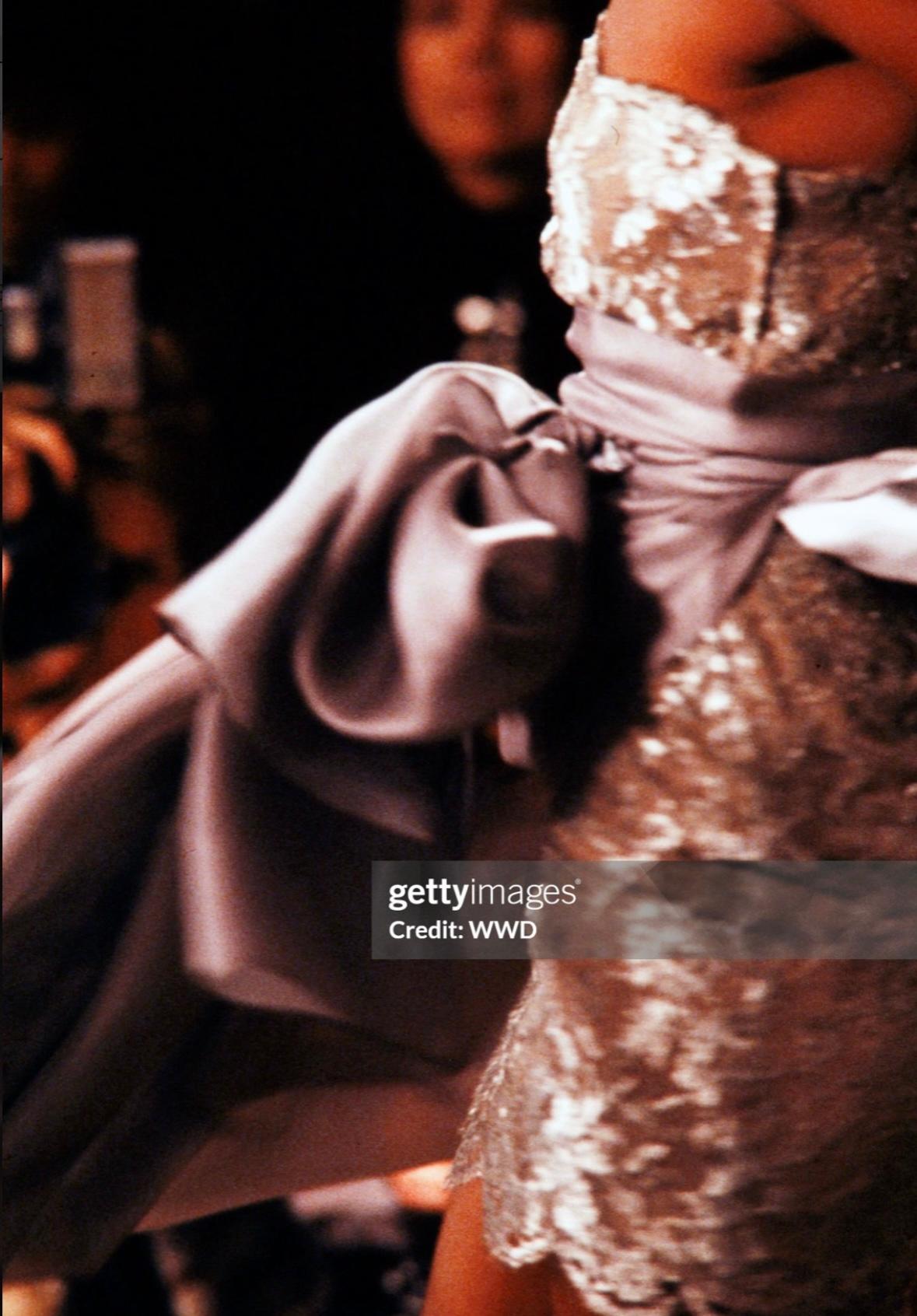S/S 1988 Calvin Klein Runway Vestido de cóctel de encaje floral plateado metalizado en venta 2