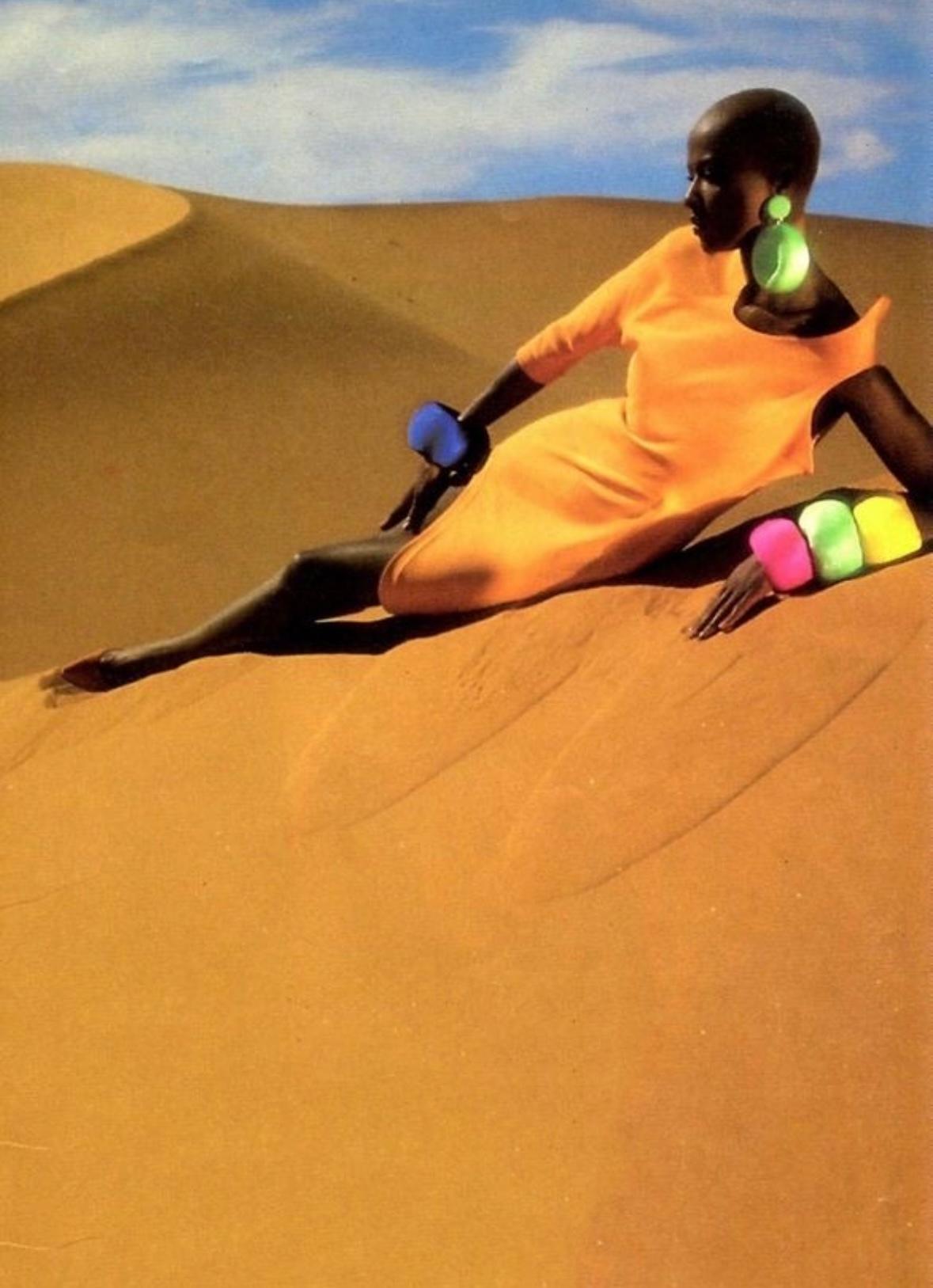 Collectional présente une remarquable robe asymétrique conçue par Manfred Thierry Mugler pour sa collection printemps/été 1988. Cette robe spectaculaire a fait ses débuts sur le podium, portée par Naomi Campbell, âgée de 17 ans. Mugler a