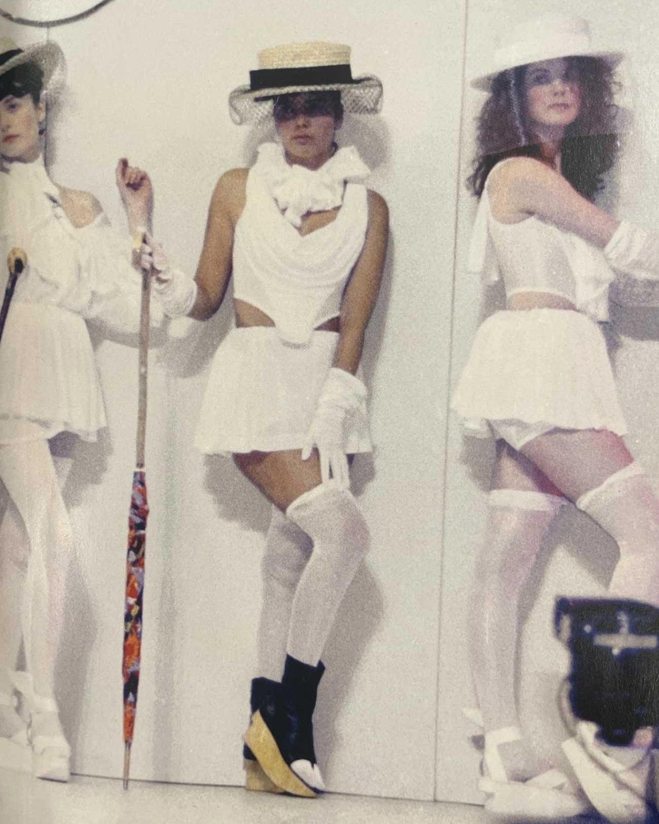 S/S 1988 Vivienne Westwood 'Britain Must Go Pagan' Collection weißer Mikro-Minirock mit abnehmbarem eingebautem Oberteil. Geraffter Minirock mit vier großen, eingearbeiteten Bustle-Pads, die mit Sicherheitsnadeln befestigt werden (auf Wunsch