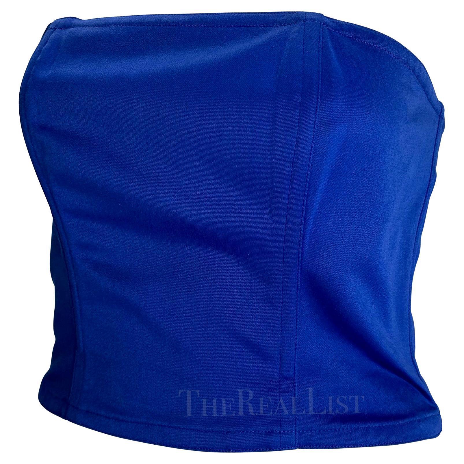 Voici un magnifique haut tube bleu royal Yves Saint Laurent Rive Gauche, créé par Yves Saint Laurent. Ce fabuleux crop top de la collection printemps/été 1988 se ferme par de gros boutons bleu roi dans le dos. Ajoutez ce haut chic à votre garde-robe