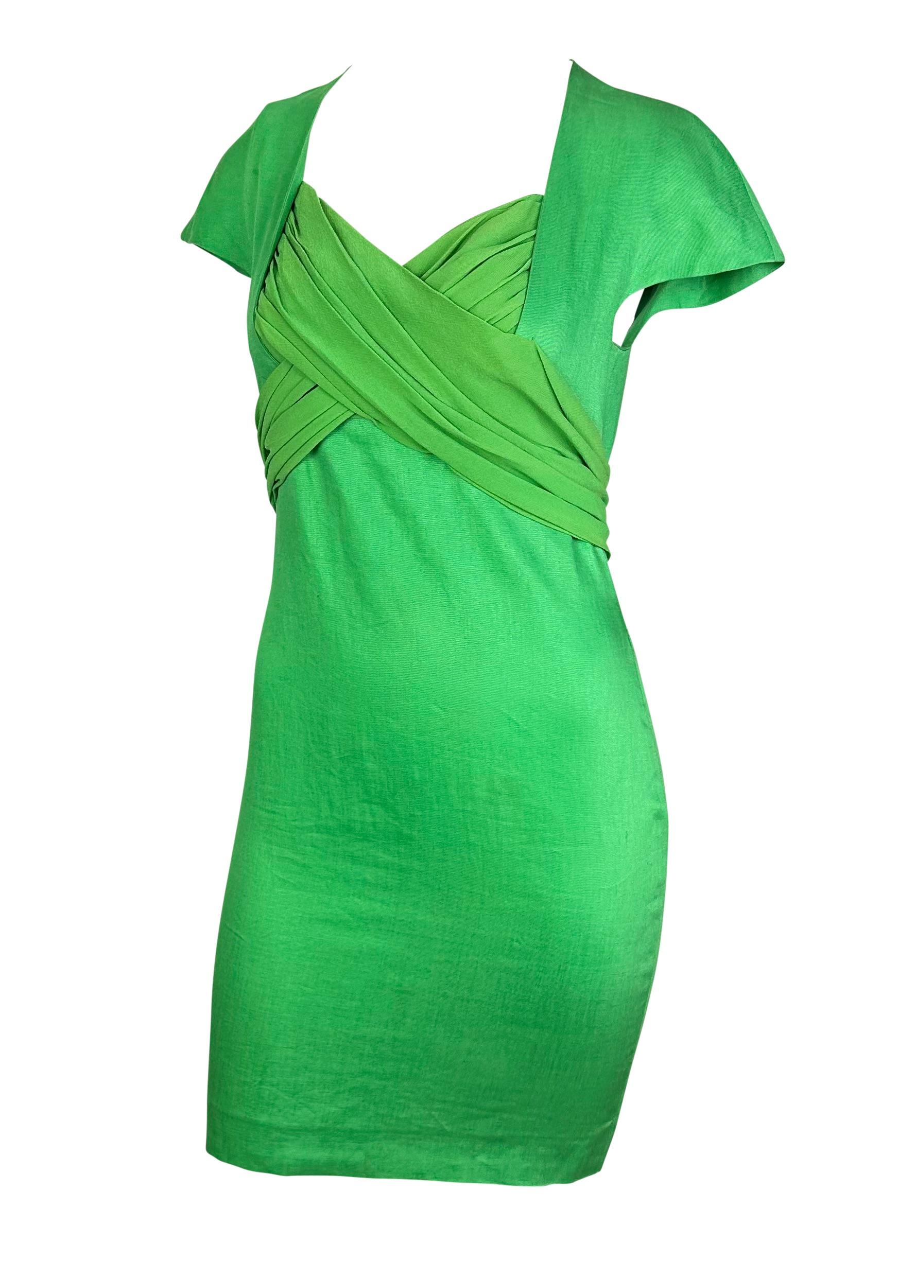 Voici une fabuleuse robe Gianni Versace Couture en lin vert vif, conçue par Gianni Versace. Présentée pour la première fois lors du défilé printemps-été 1989, cette mini robe vibrante est dotée de manches en forme de pétales et d'une mousseline