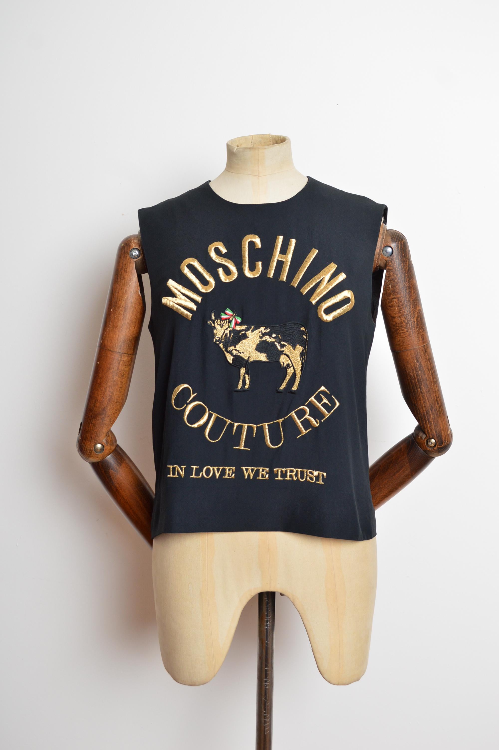 A Rare and Fabulous S/S 1989 Moschino Couture sleeveless Blouse featuring gold embroidered logos and lettering with the Iconic Franco-Moschino signature Cow. The Blouse fasten via a zip up back closure.
Size; Small / We Recommend UK 6-8
Measurements