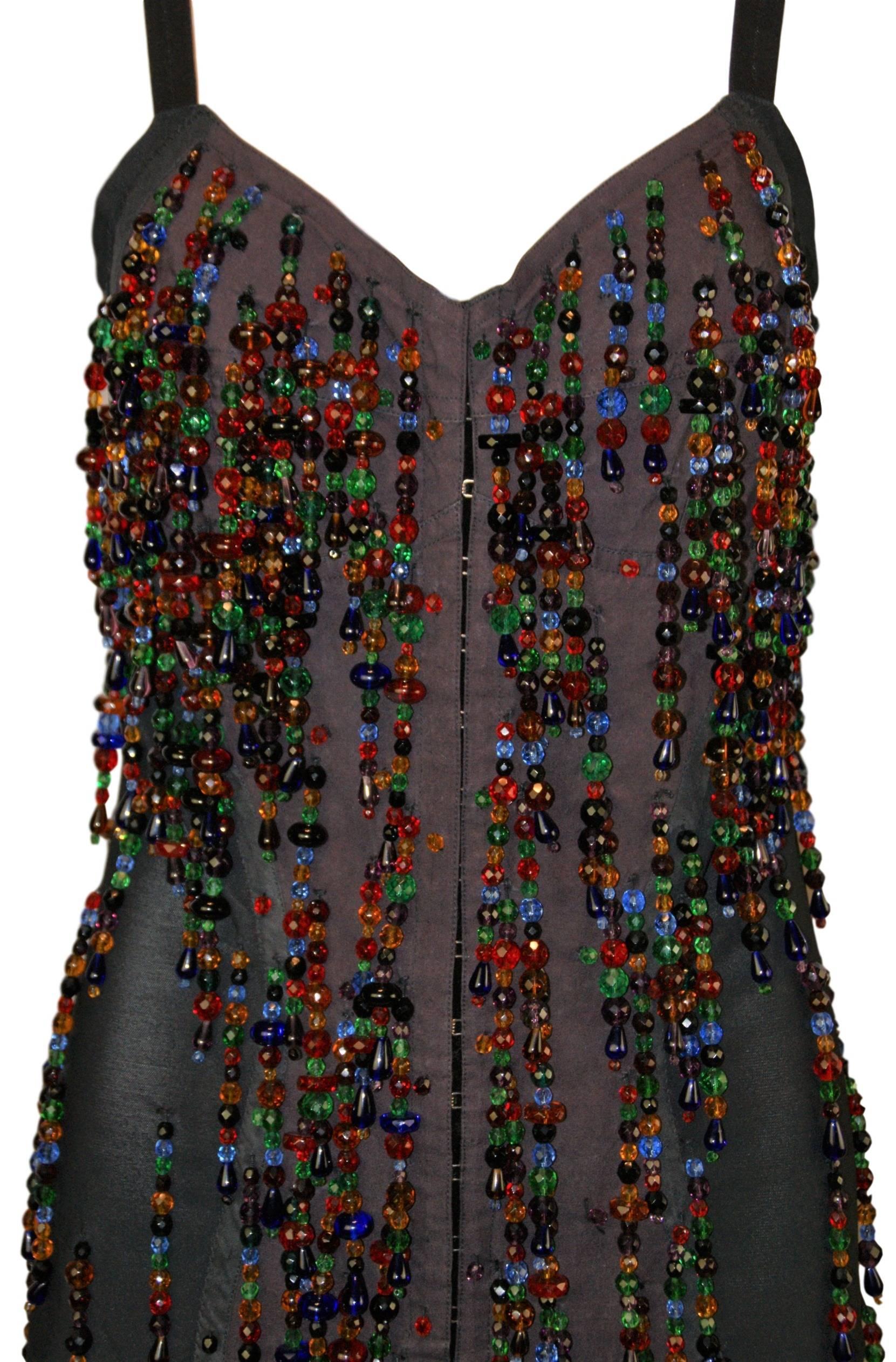 DESIGNER: S/S 1990 Dolce & Gabbana

Bitte kontaktieren Sie uns für weitere Informationen und/oder Fotos.

ZUSTAND: Gut- kleiner Perlenverlust- keine Löcher oder Flecken

MATERIAL: 75% Nylon und 25% Elastan - die Vorderseite fühlt sich wie Baumwolle