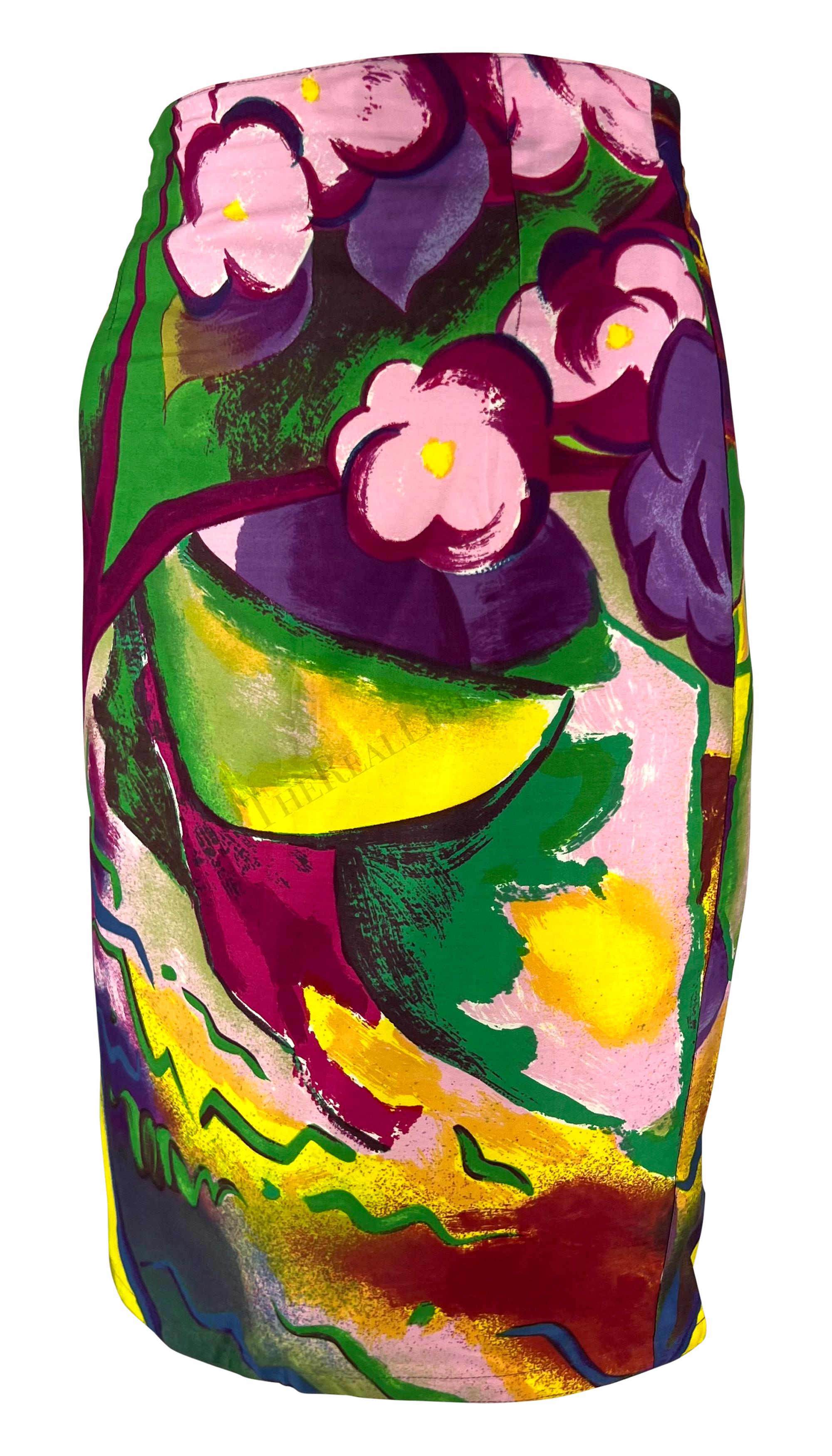 Dieser mehrfarbige Rock von Gianni Versace aus der Frühjahr/Sommer-Kollektion 1990 hat einen spitz zulaufenden Bleistiftschnitt, eine hohe Taille und ist mit einem auffälligen abstrakten Blumendruck verziert. 

Ungefähre Maße:
Größe - IT38 
Bund bis