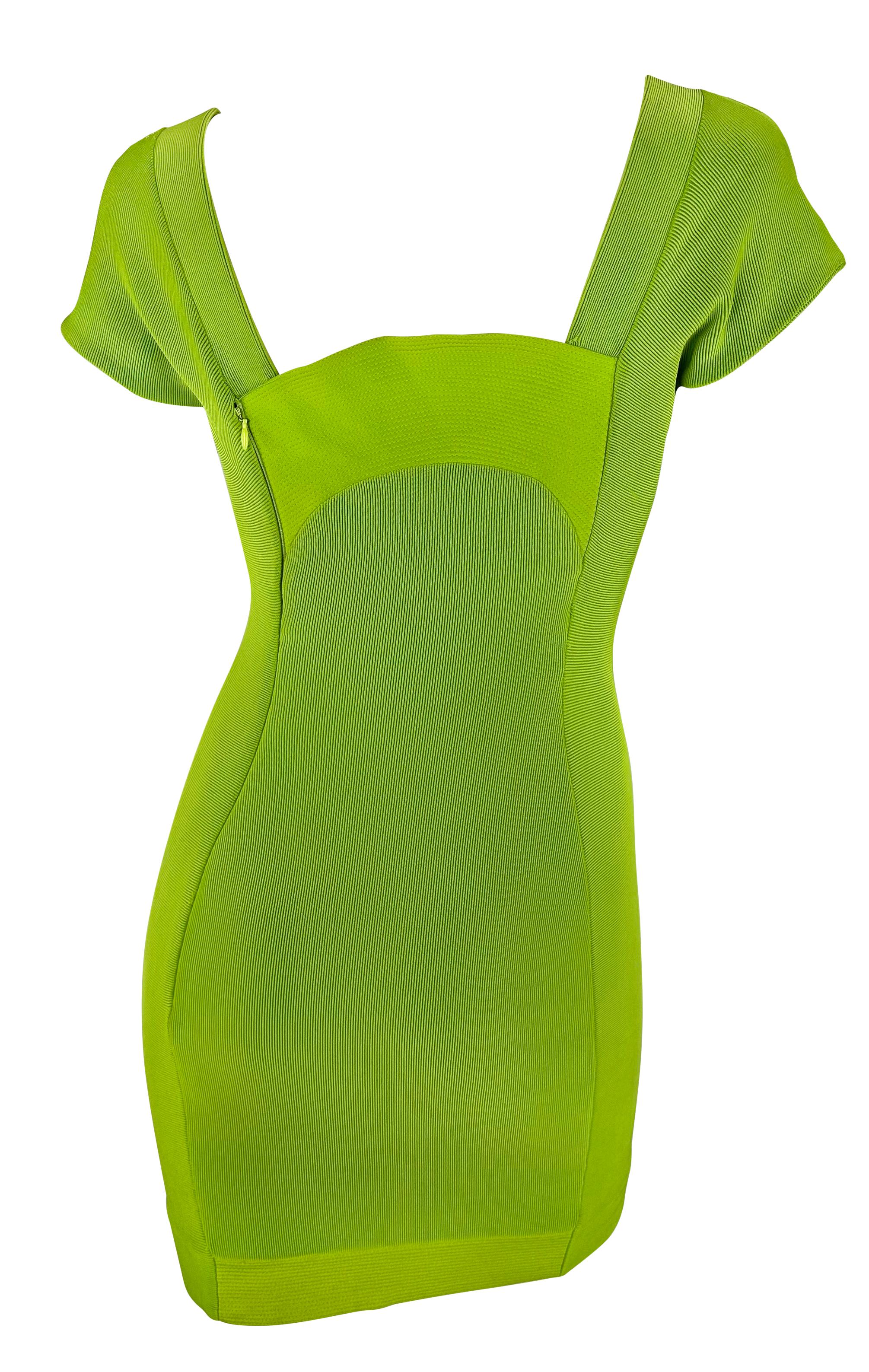 S/S 1990 Gianni Versace Minivestido Bodycon de punto acanalado verde claro Manga casquillo en Bueno estado para la venta en West Hollywood, CA