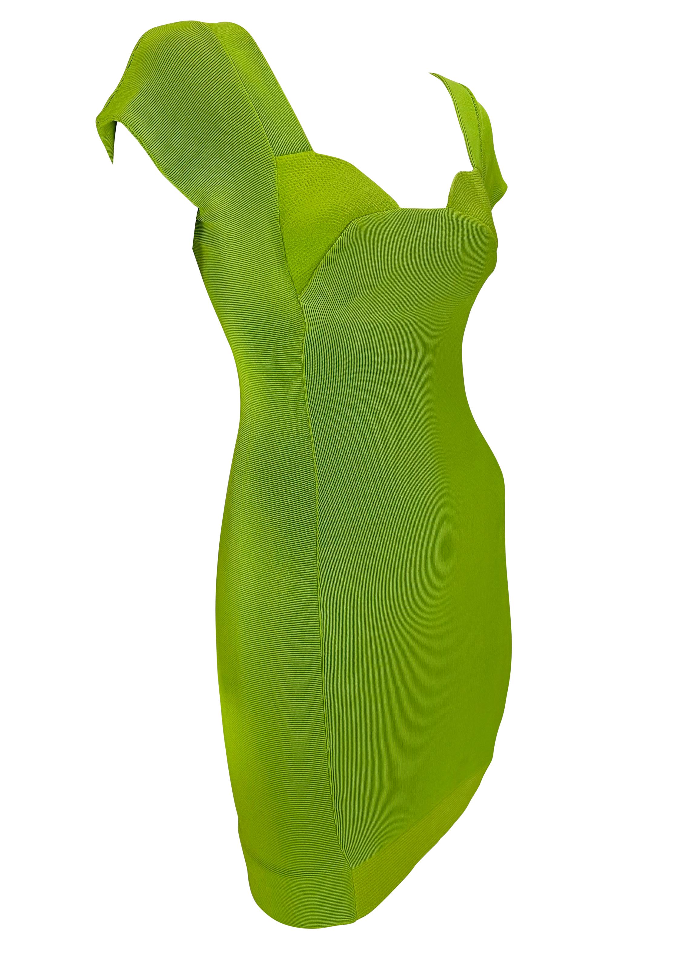 S/S 1990 Gianni Versace Minivestido Bodycon de punto acanalado verde claro Manga casquillo en venta 1