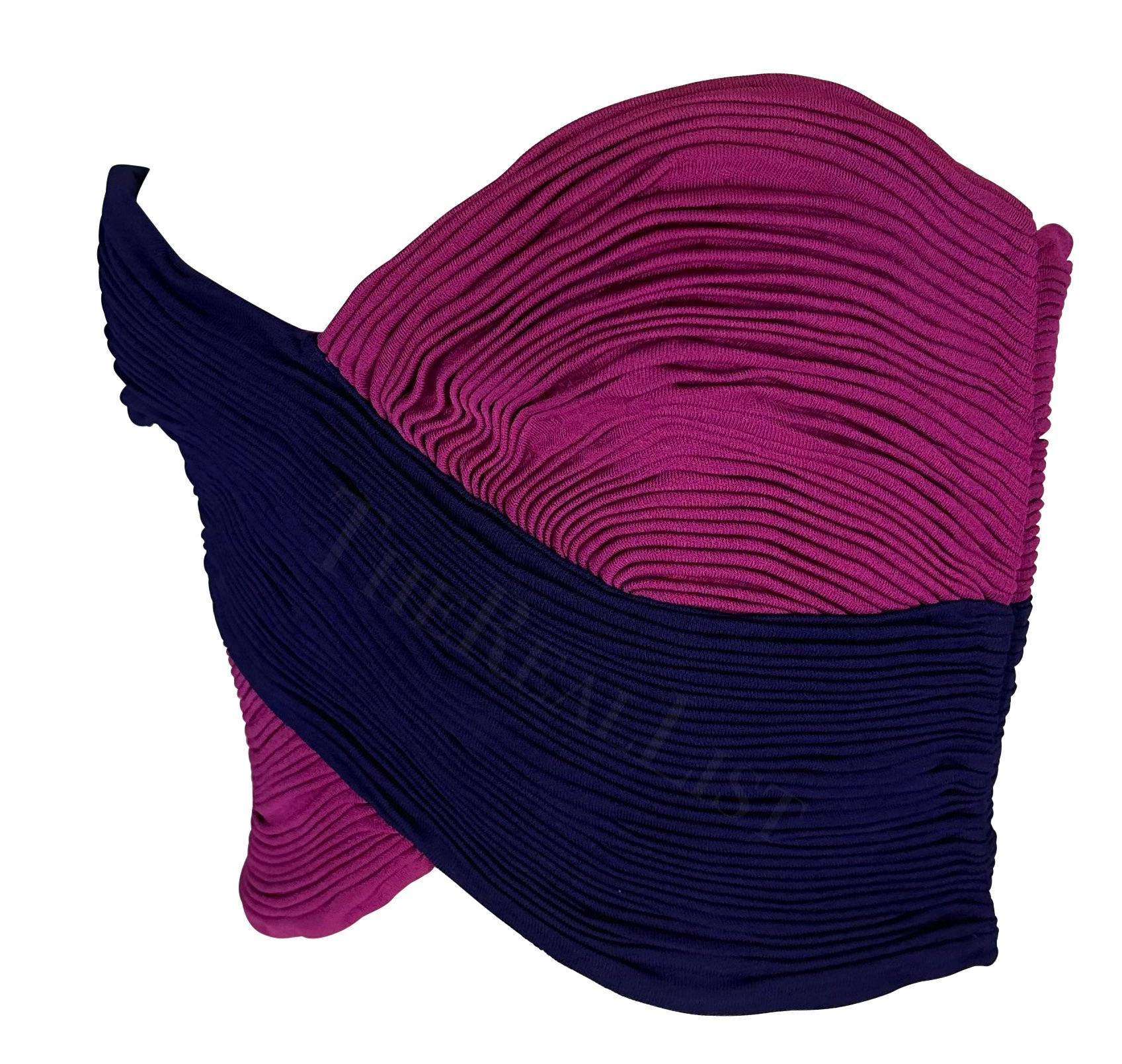 Voici un fabuleux crop top rose et violet Gianni Versace, conçu par Gianni Versace. Issu de la collection printemps-été 1990, ce top à bretelles est doté de fronces sur l'ensemble du corps et donne l'illusion d'un tissu rose et violet enveloppant le
