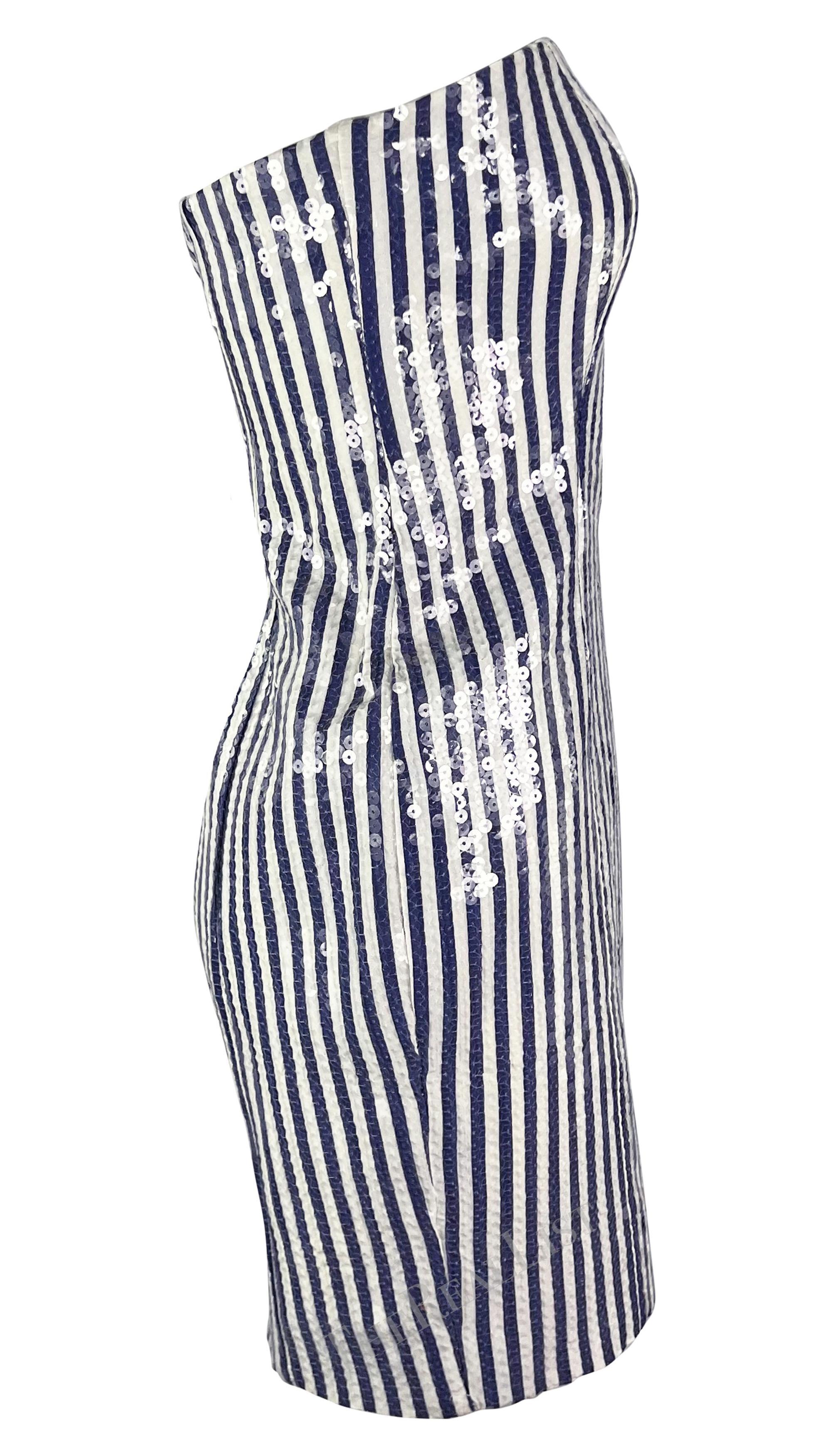 S/S 1990 Michael Kors Laufsteg Blau-weiß gestreiftes trägerloses Minikleid mit Paillettenbesatz Damen im Angebot