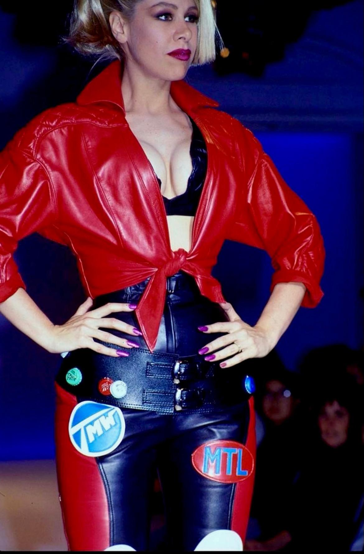 Voici une magnifique veste de moto en cuir matelassé rouge vif Theirry Mugler, créée par Manfred Mugler. Issue de la collection printemps/été 1990 