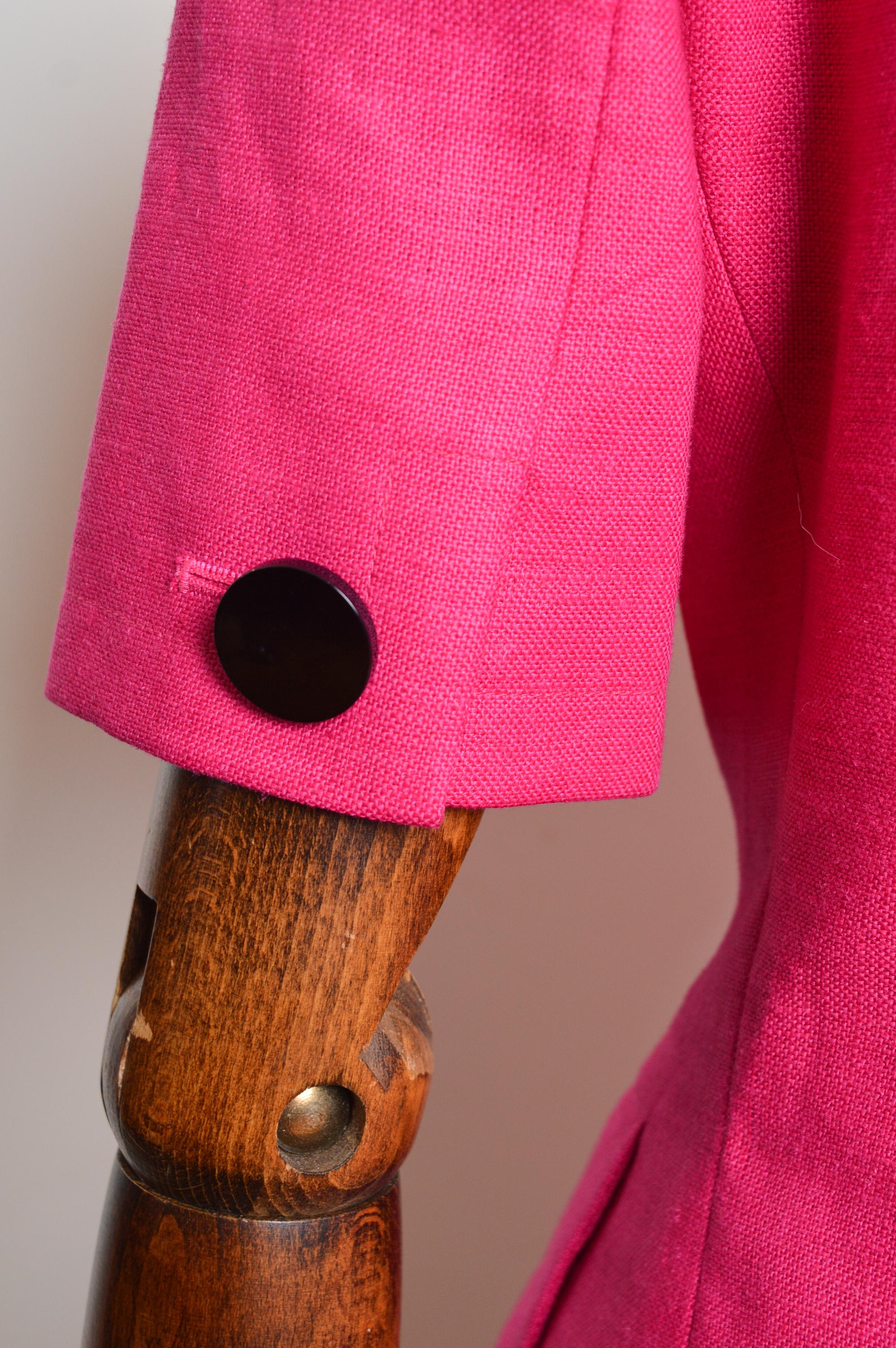 Abito con giacca e gonna a maniche corte rosa caldo e fucsia di Yves Saint Laurent della P/E 1990 in vendita 5