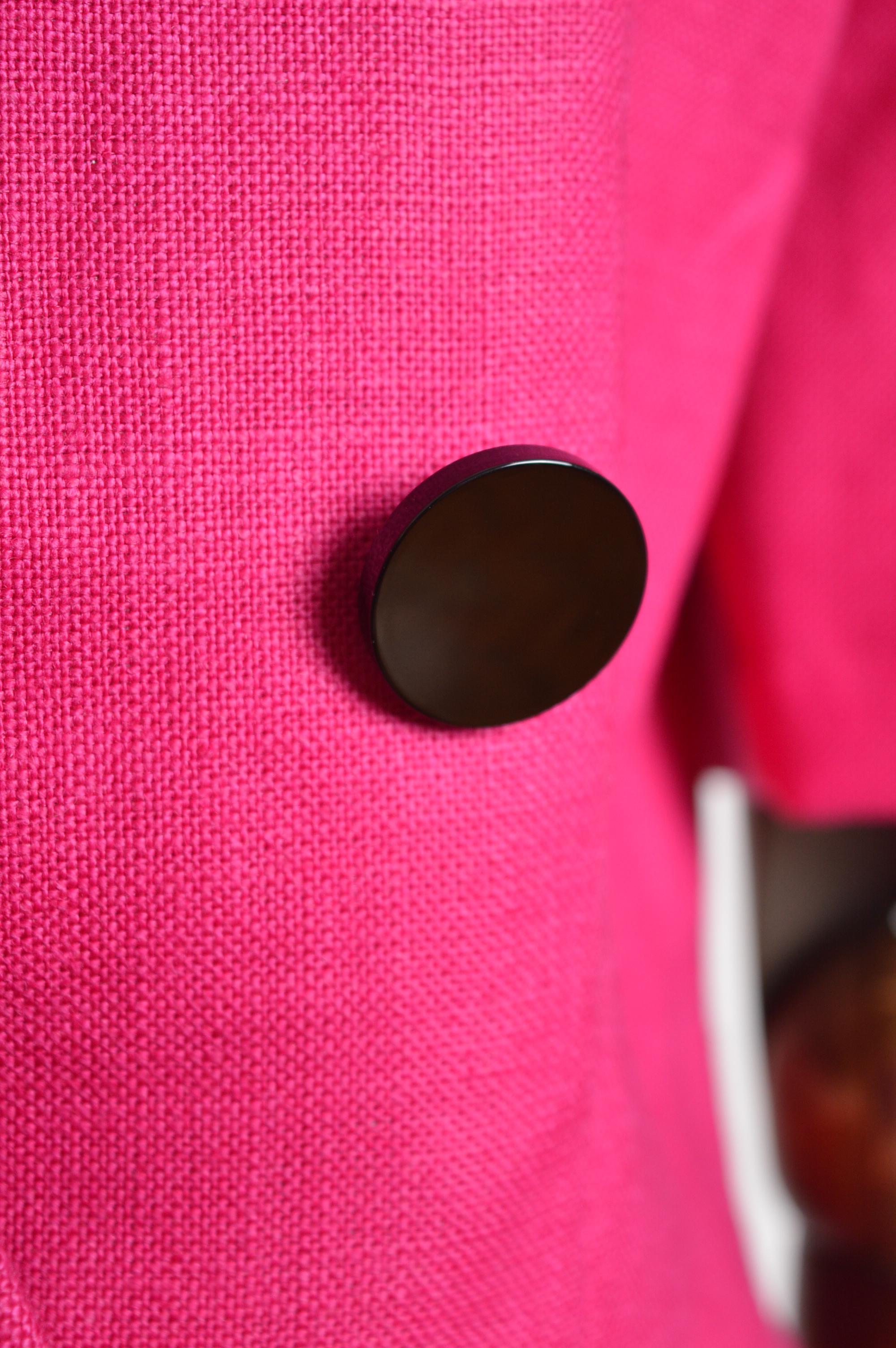 Abito con giacca e gonna a maniche corte rosa caldo e fucsia di Yves Saint Laurent della P/E 1990 In condizioni ottime in vendita a Sheffield, GB