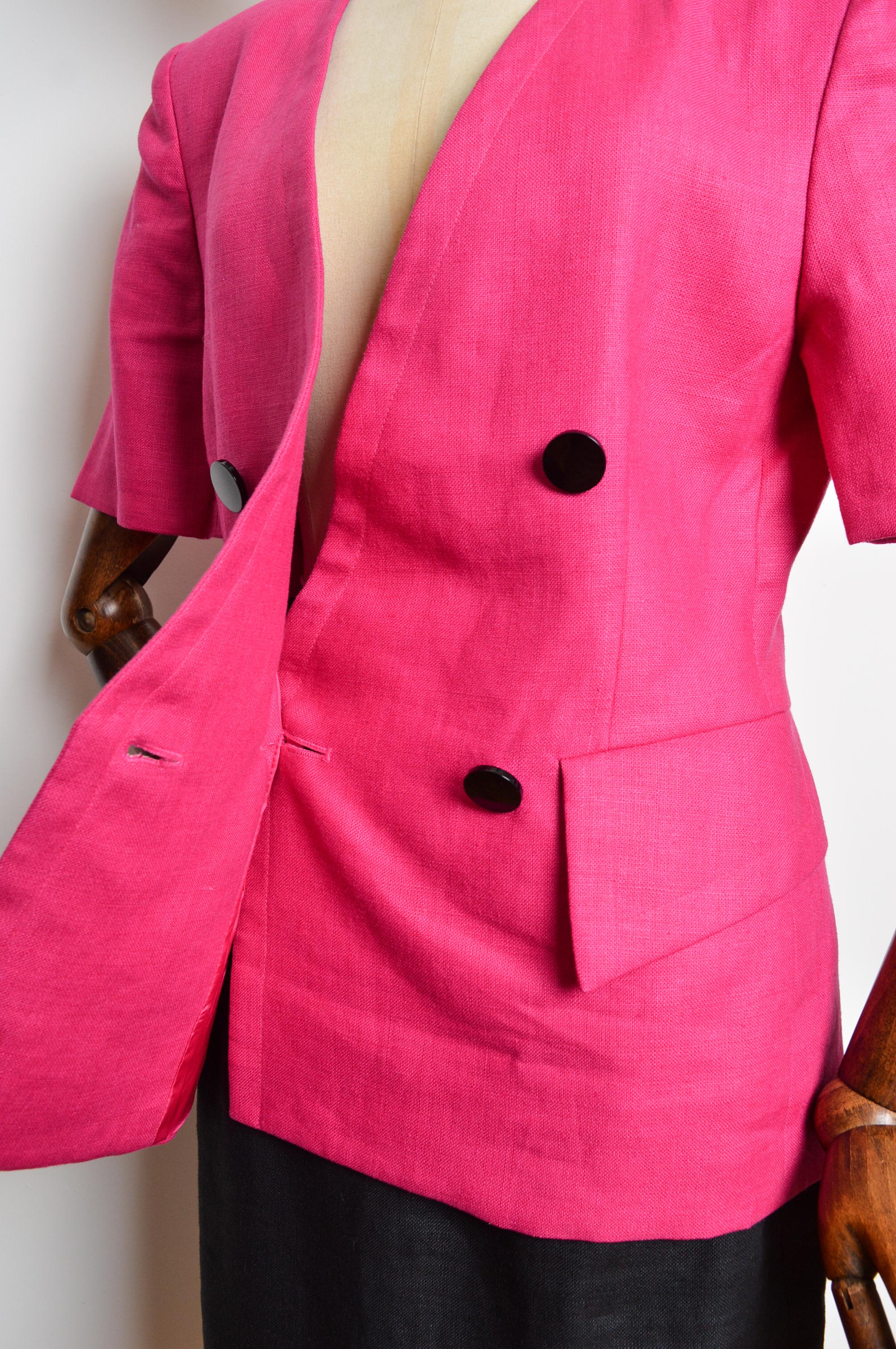 Abito con giacca e gonna a maniche corte rosa caldo e fucsia di Yves Saint Laurent della P/E 1990 in vendita 3