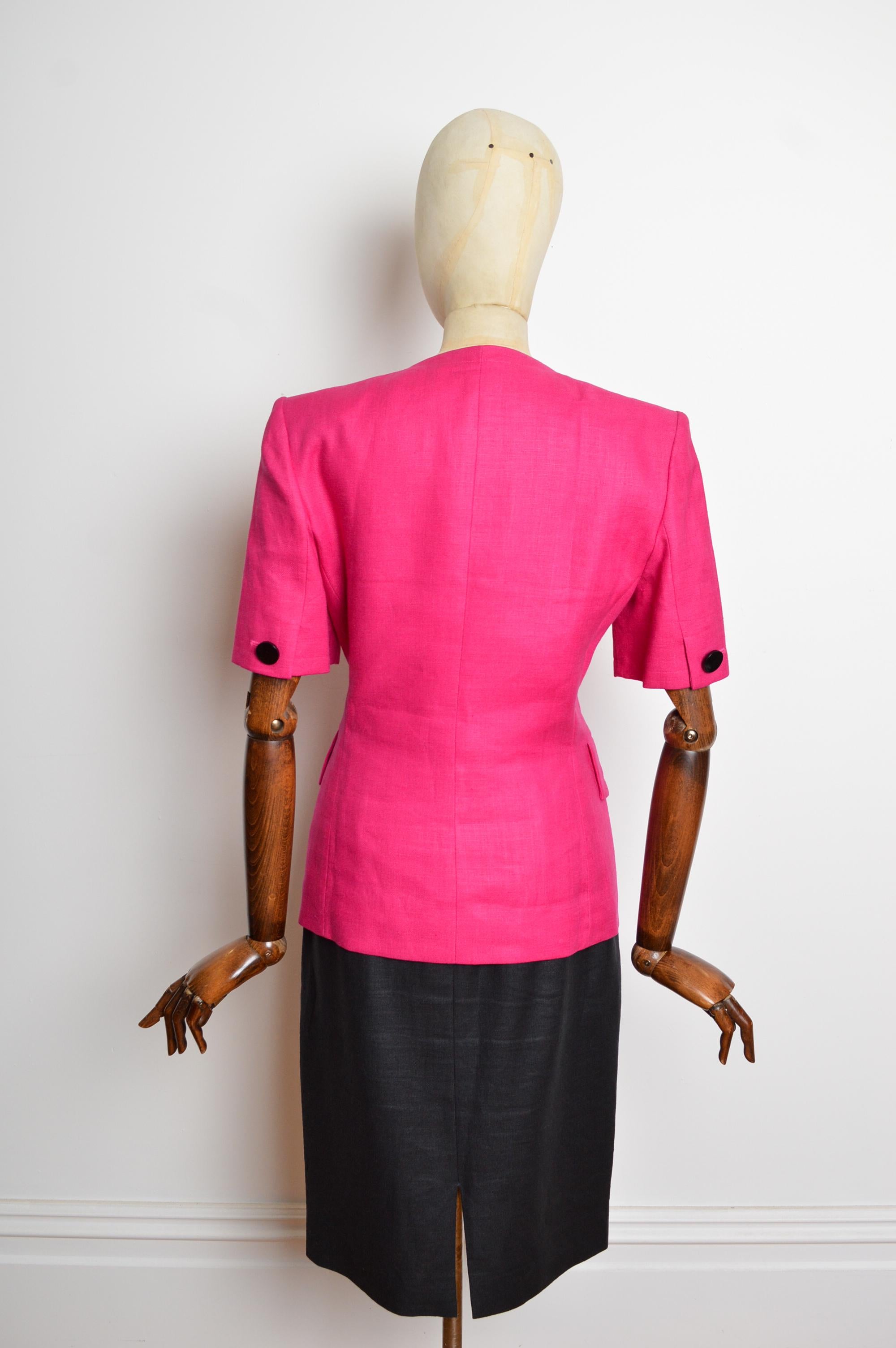 Abito con giacca e gonna a maniche corte rosa caldo e fucsia di Yves Saint Laurent della P/E 1990 in vendita 4