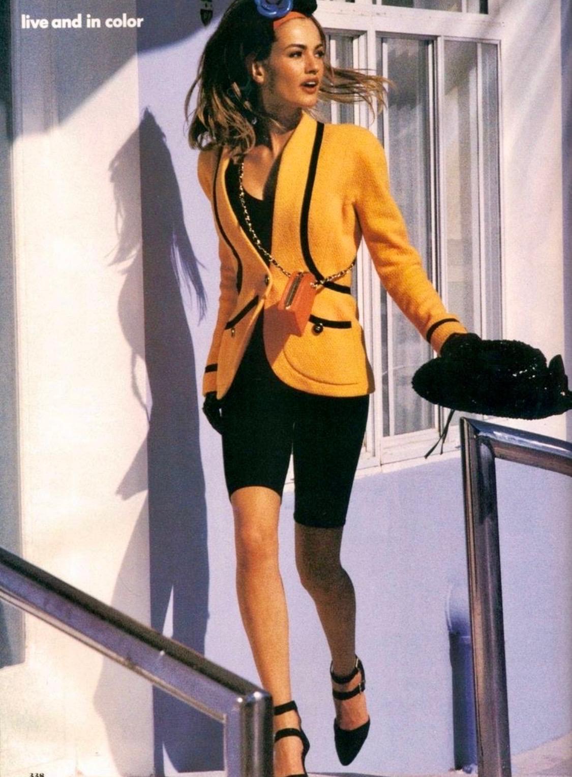 Jaune Tailleur jupe jaune canari documenté Chanel by Karl Lagerfeld, P/E 1991 en vente