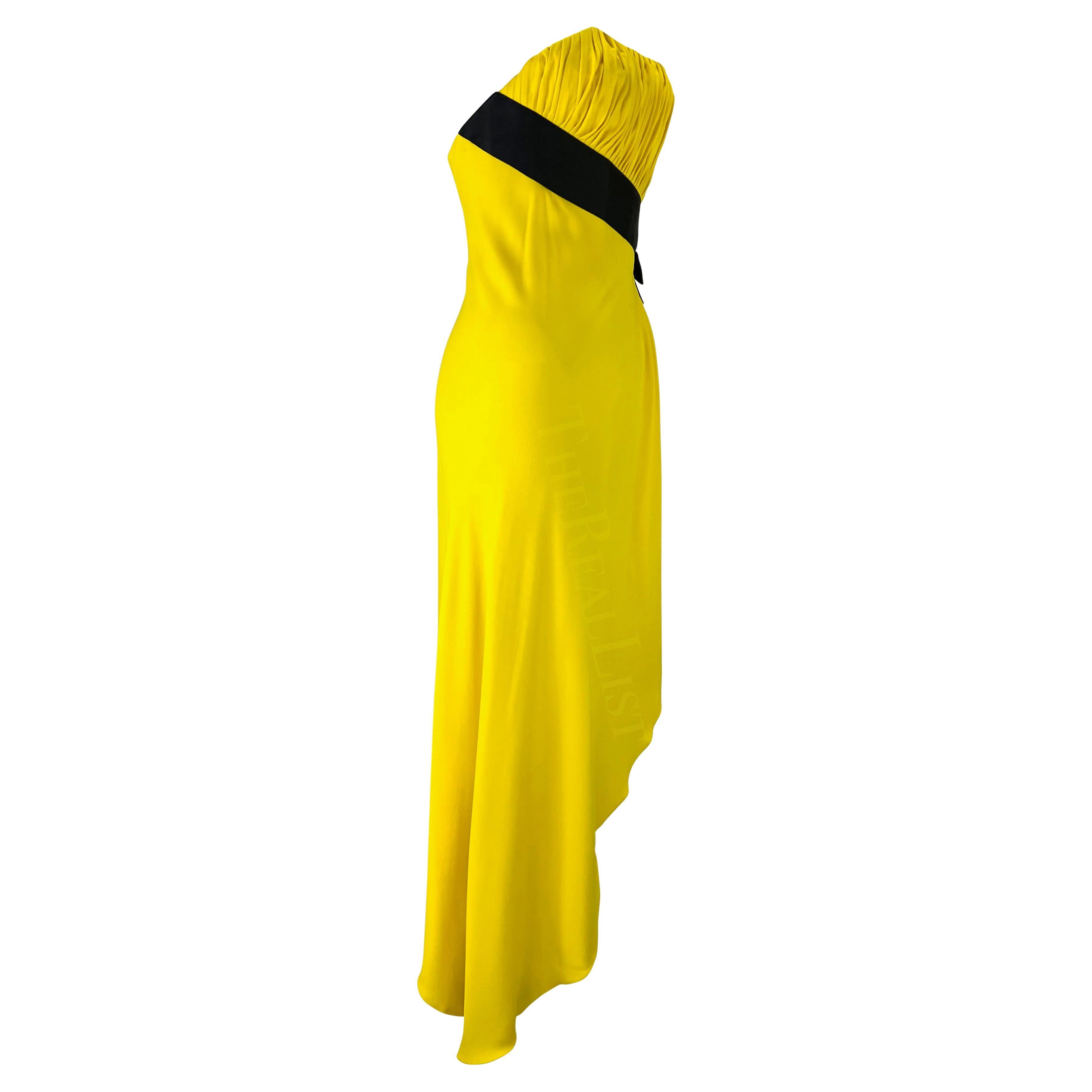 Robe asymétrique jaune sans bretelles Chanel par Karl Lagerfeld défilé P/E 1991 en vente 7