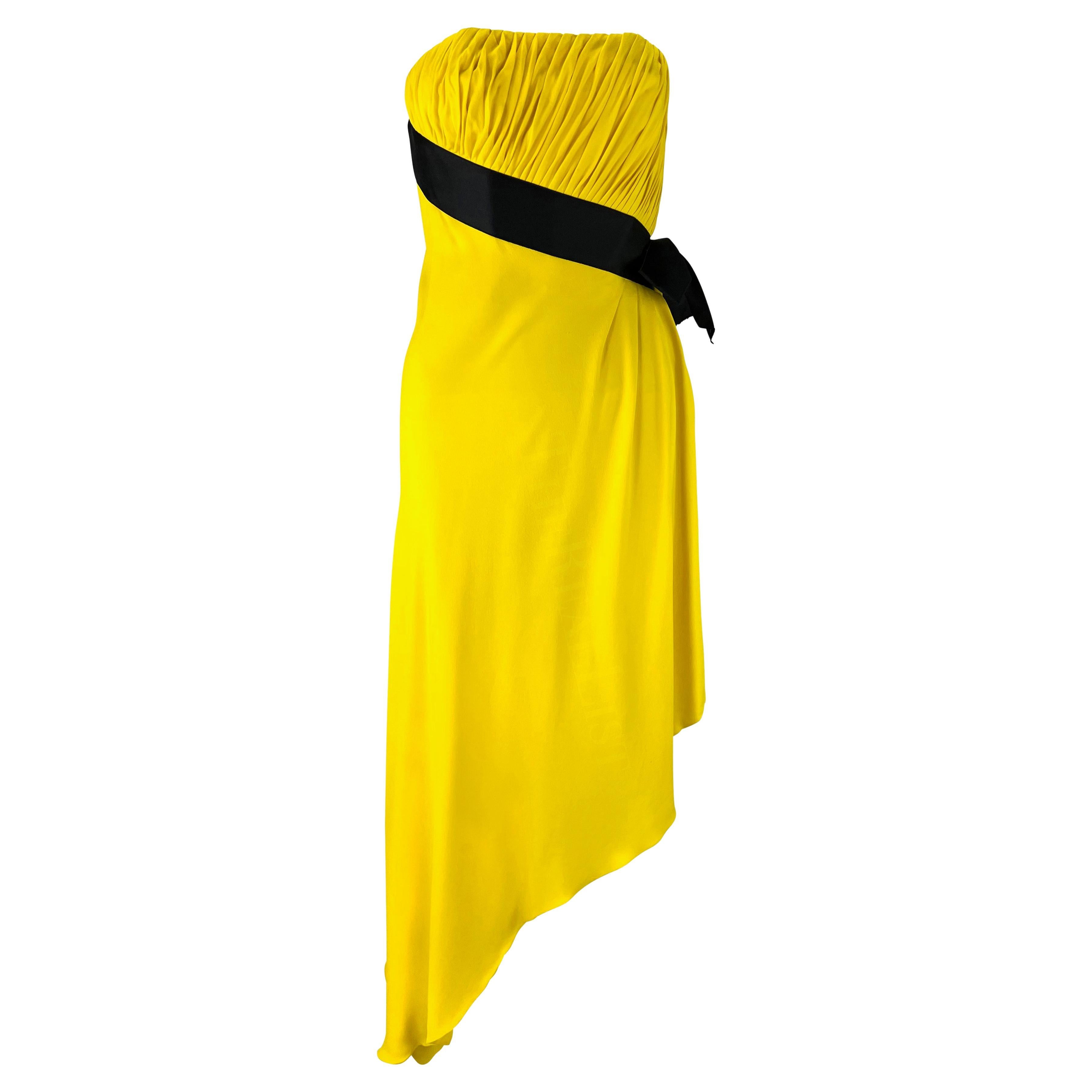 Robe asymétrique jaune sans bretelles Chanel par Karl Lagerfeld défilé P/E 1991 en vente 8