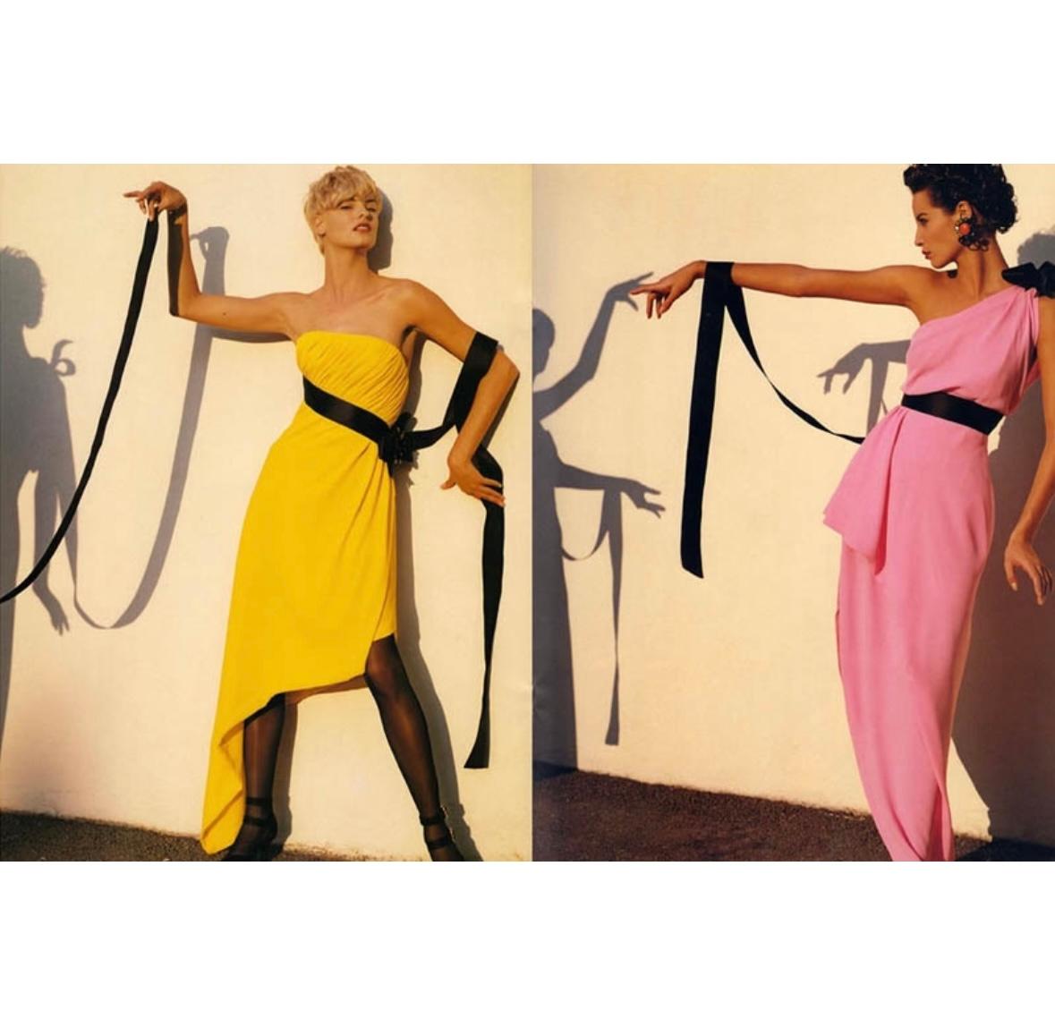 Présentation d'une incroyable robe bustier jaune vif de Chanel, dessinée par Karl Lagerfeld. Issue de la collection printemps/été 1991, cette robe a fait ses débuts sur les podiums de la saison et a également été mise en valeur dans la campagne