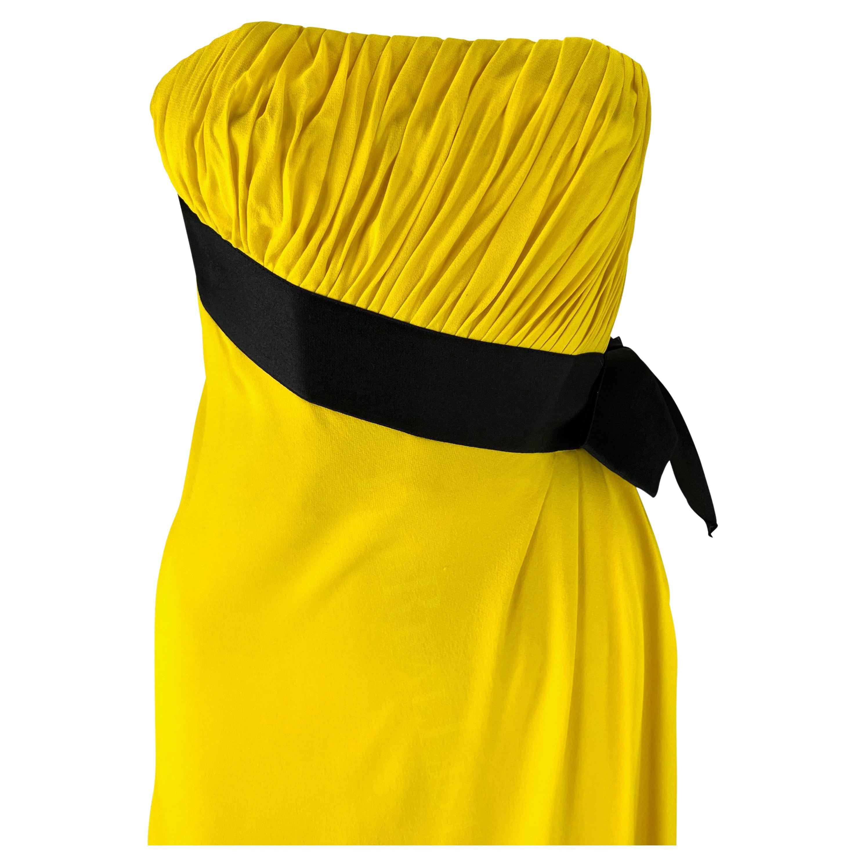 Robe asymétrique jaune sans bretelles Chanel par Karl Lagerfeld défilé P/E 1991 Pour femmes en vente