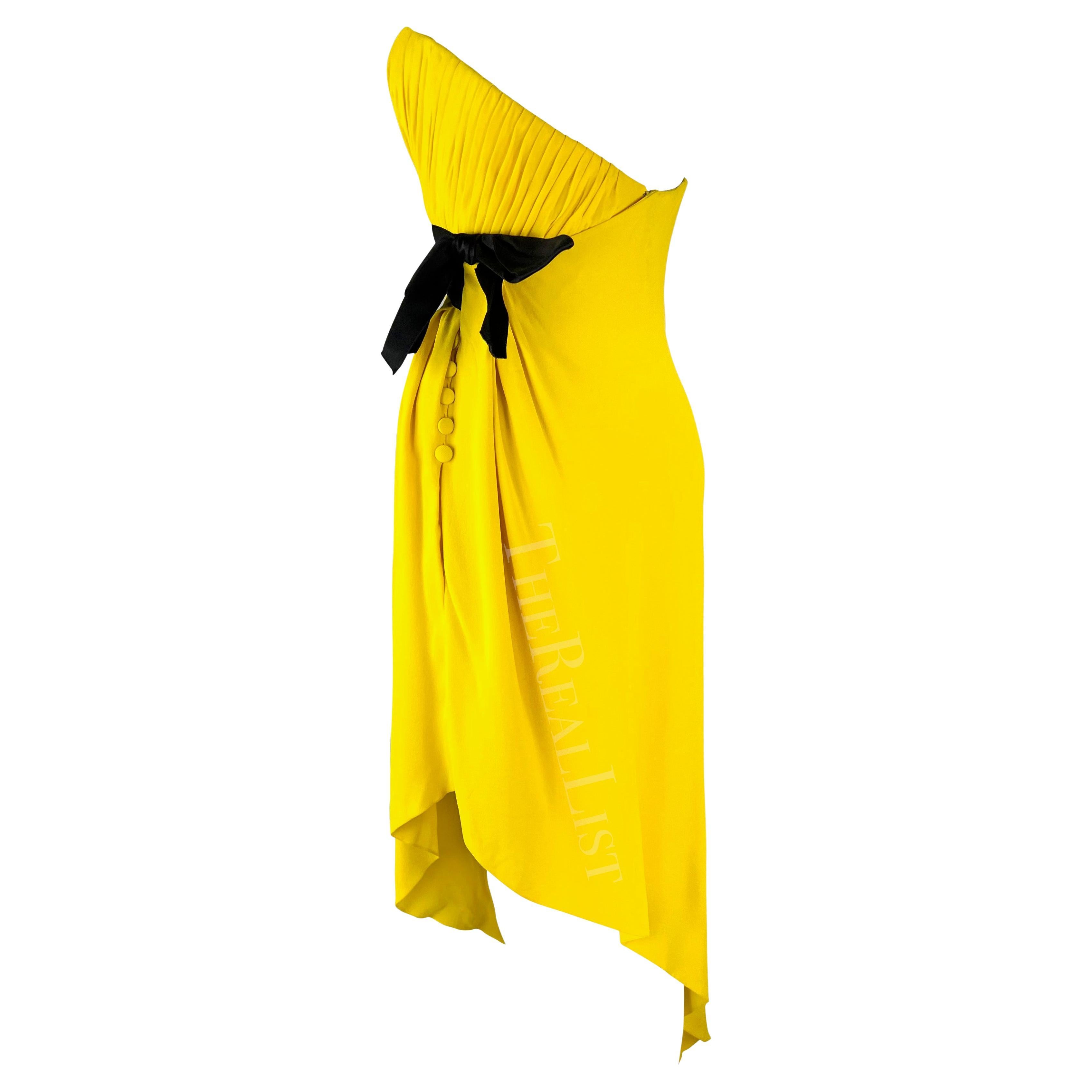 Robe asymétrique jaune sans bretelles Chanel par Karl Lagerfeld défilé P/E 1991 en vente 3