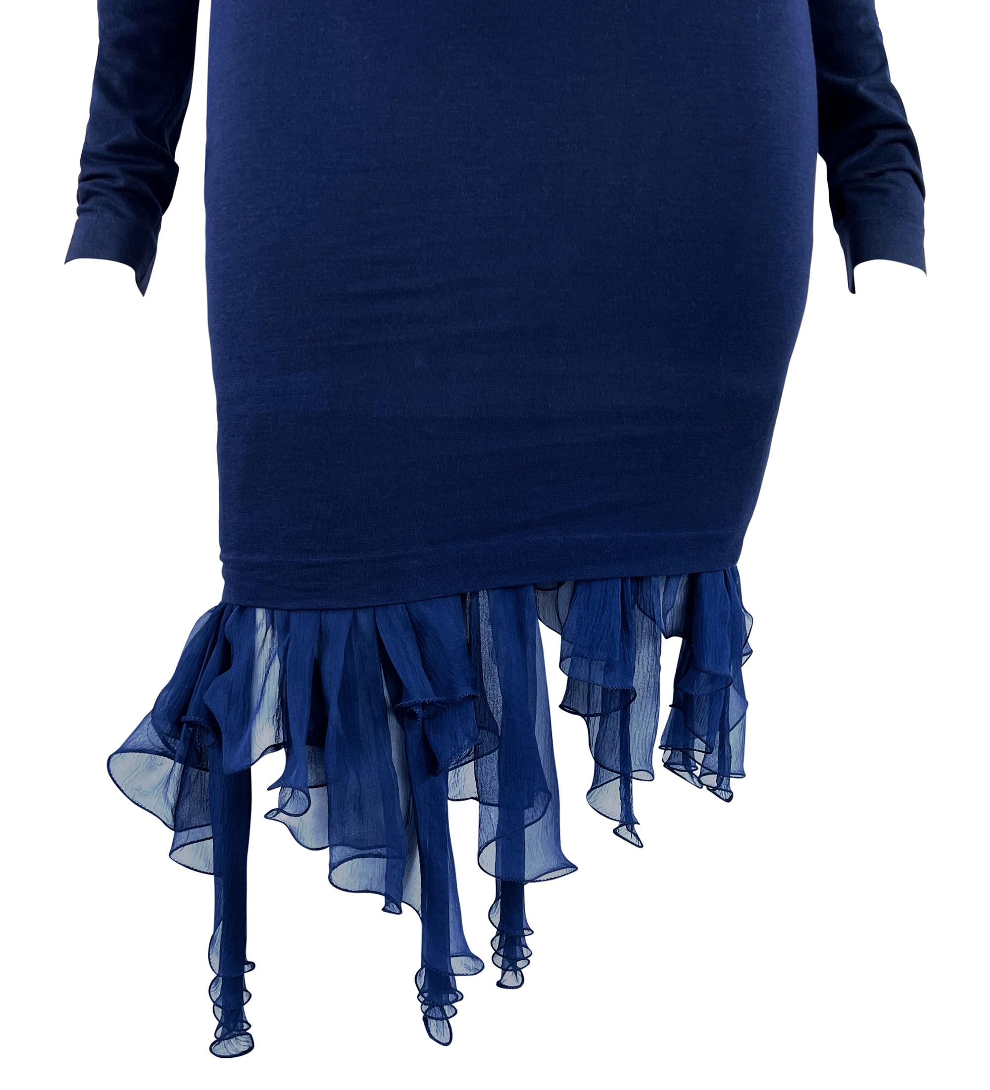 Dieses blaue Bodycon-Kleid von Dolce & Gabbana aus der Kollektion Frühjahr/Sommer 1991 hat einen Rundhalsausschnitt und lange Ärmel. Die  Die Silhouette wird durch einen gerüschten Chiffonsaum ergänzt, der dem figurbetonten Design einen weichen,