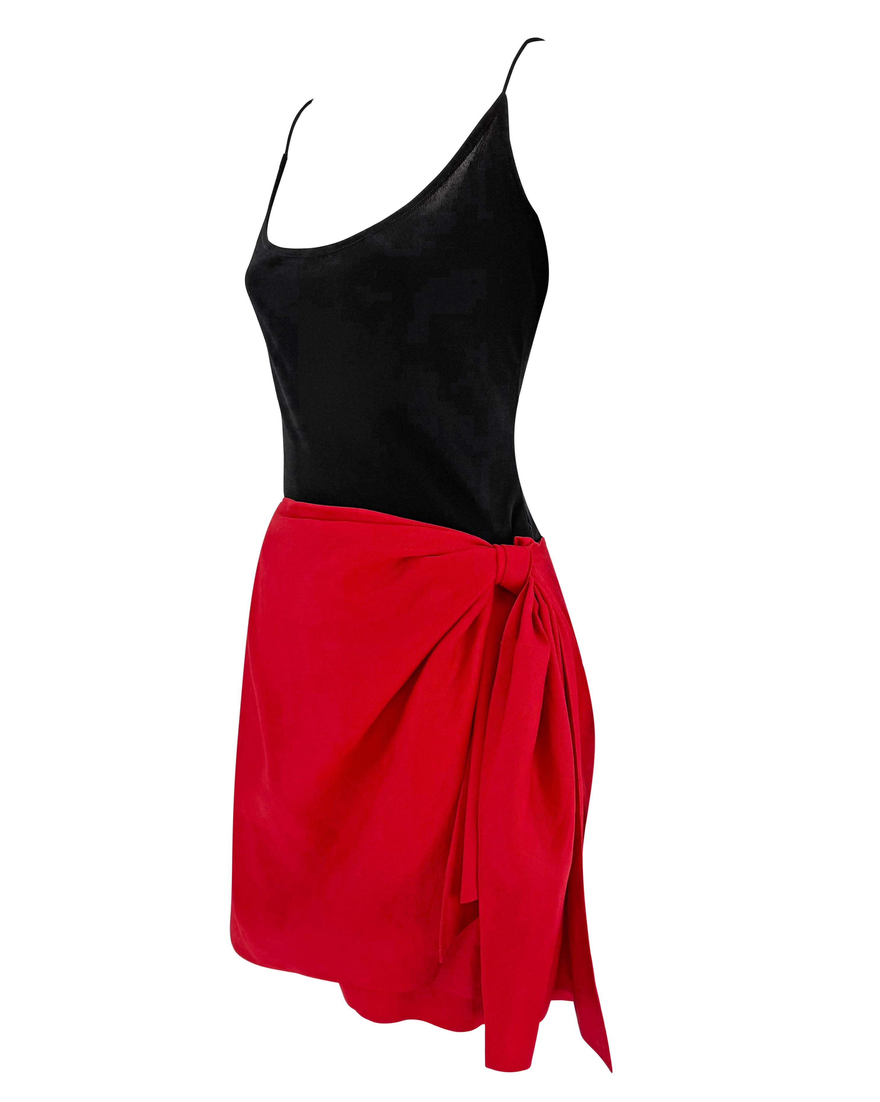 Issu de la collection printemps-été 1991 de Donna Karan, ce body stretch noir semi-transparent est superposé à une mini-jupe portefeuille en lin d'un rouge éclatant. La jupe est cousue à la taille et s'enroule et se noue élégamment sur la hanche