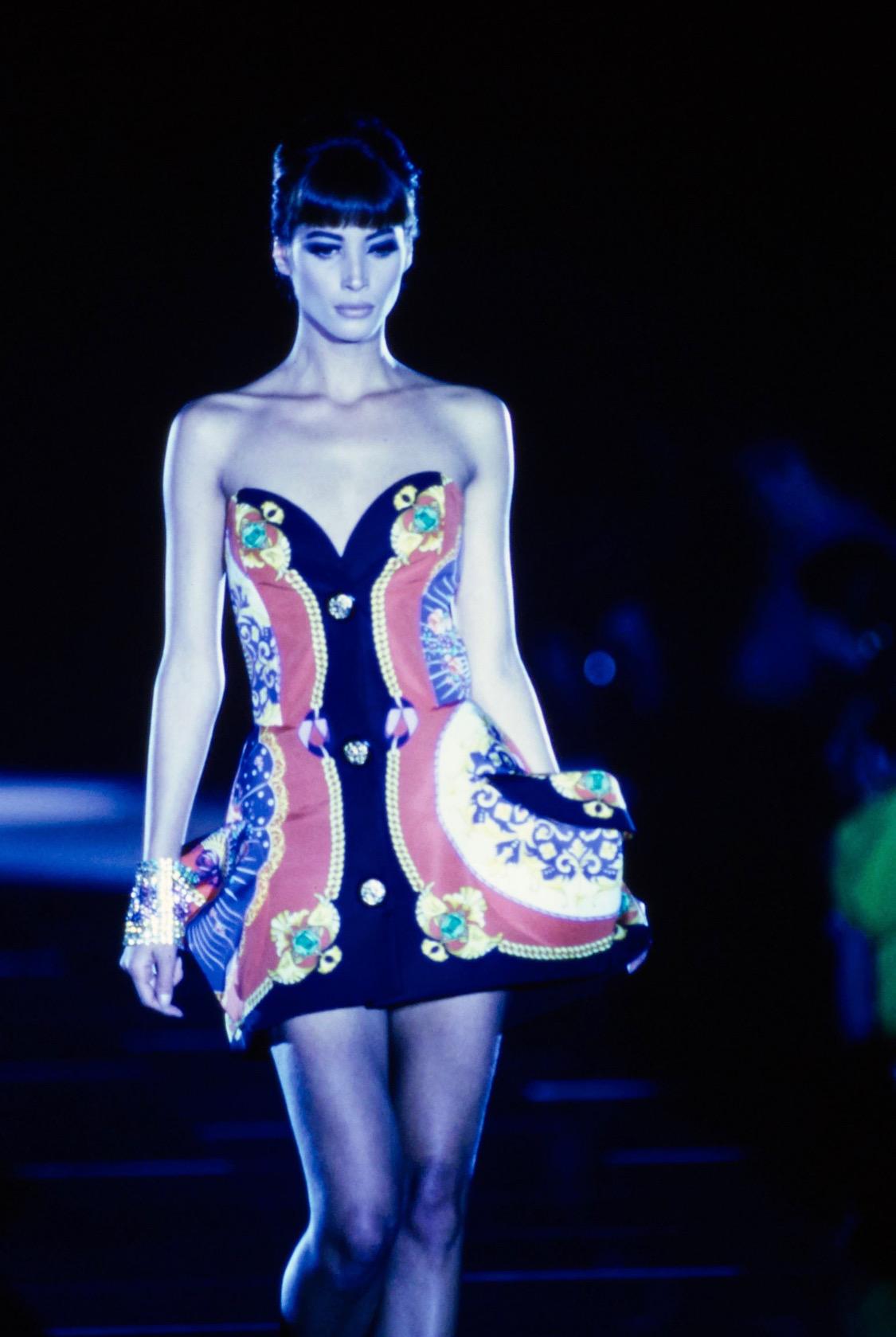 Voici une superbe robe Gianni Versace Couture en soie multicolore imprimée en éventail, conçue par Gianni Versace. Issu de la collection printemps/été 1991, ce motif d'éventail a fait ses débuts sur le défilé de la saison et a également été utilisé