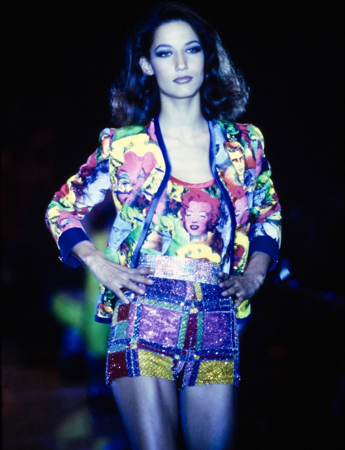 Wir präsentieren ein von Gianni Versace Couture entworfenes Set aus Hemd und Shorts mit Marilyn Monroe und James Deans Pop-Art. Die Frühjahr/Sommer-Kollektion 1991 war stark von Warhols Ikonographie der amerikanischen Populärkultur beeinflusst. Die