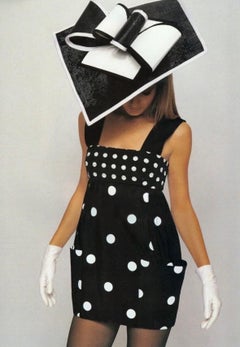 S/S 1991 Gianni Versace Couture Pasarela Anuncio Vestido de bolsillo sin mangas de lunares