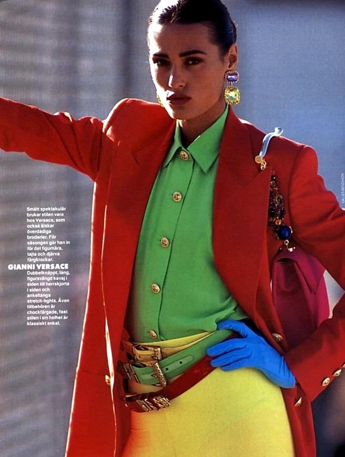 S/S 1991 Gianni Versace Sac à poignée en satin rose vif orné de perles  État moyen - En vente à West Hollywood, CA