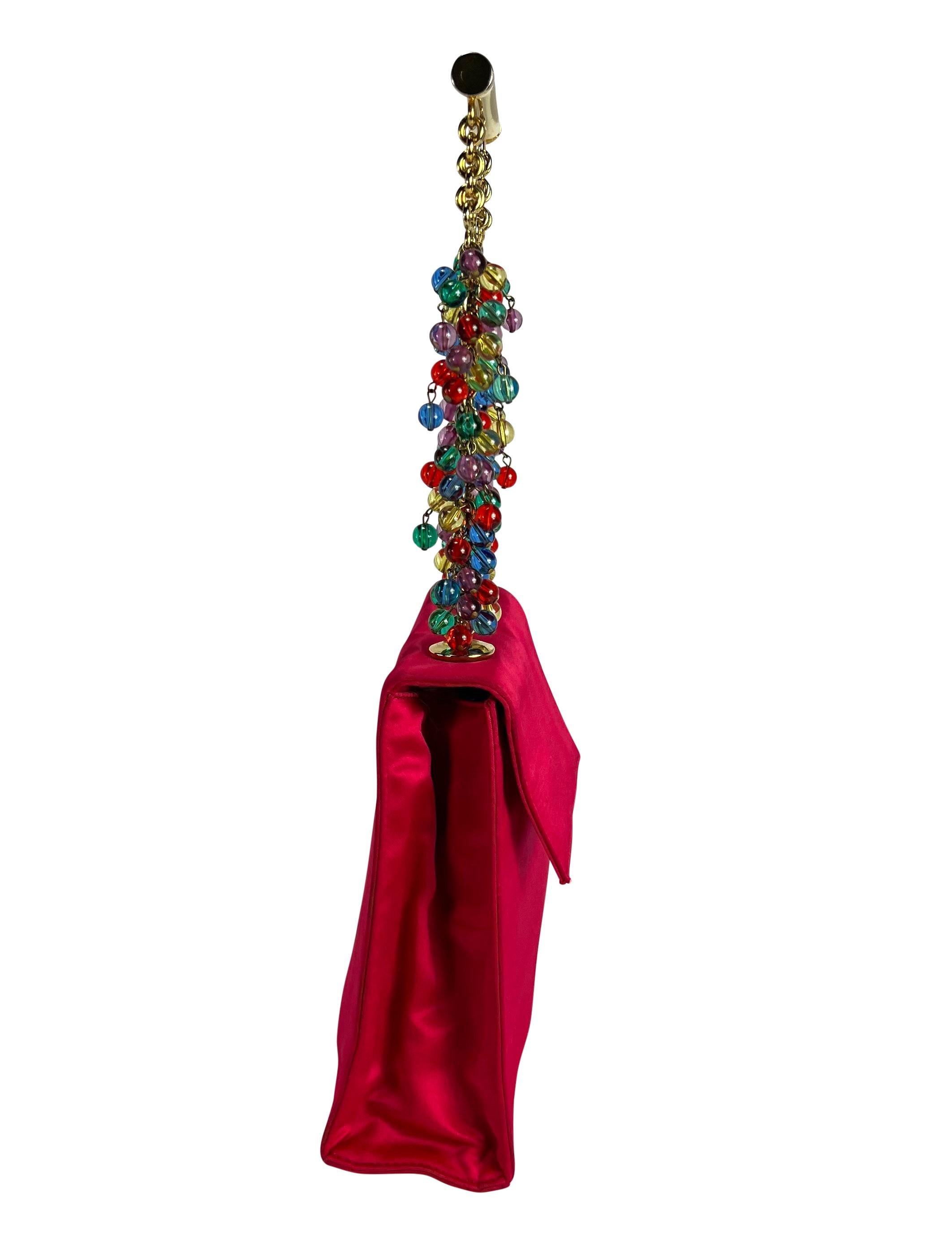 S/S 1991 Gianni Versace Sac à poignée en satin rose vif orné de perles  en vente 3