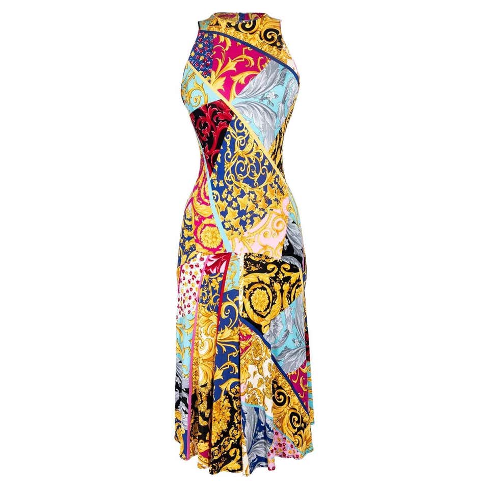 Robe courte rose froissée Gianni Versace P/E 1994 En vente sur 1stDibs