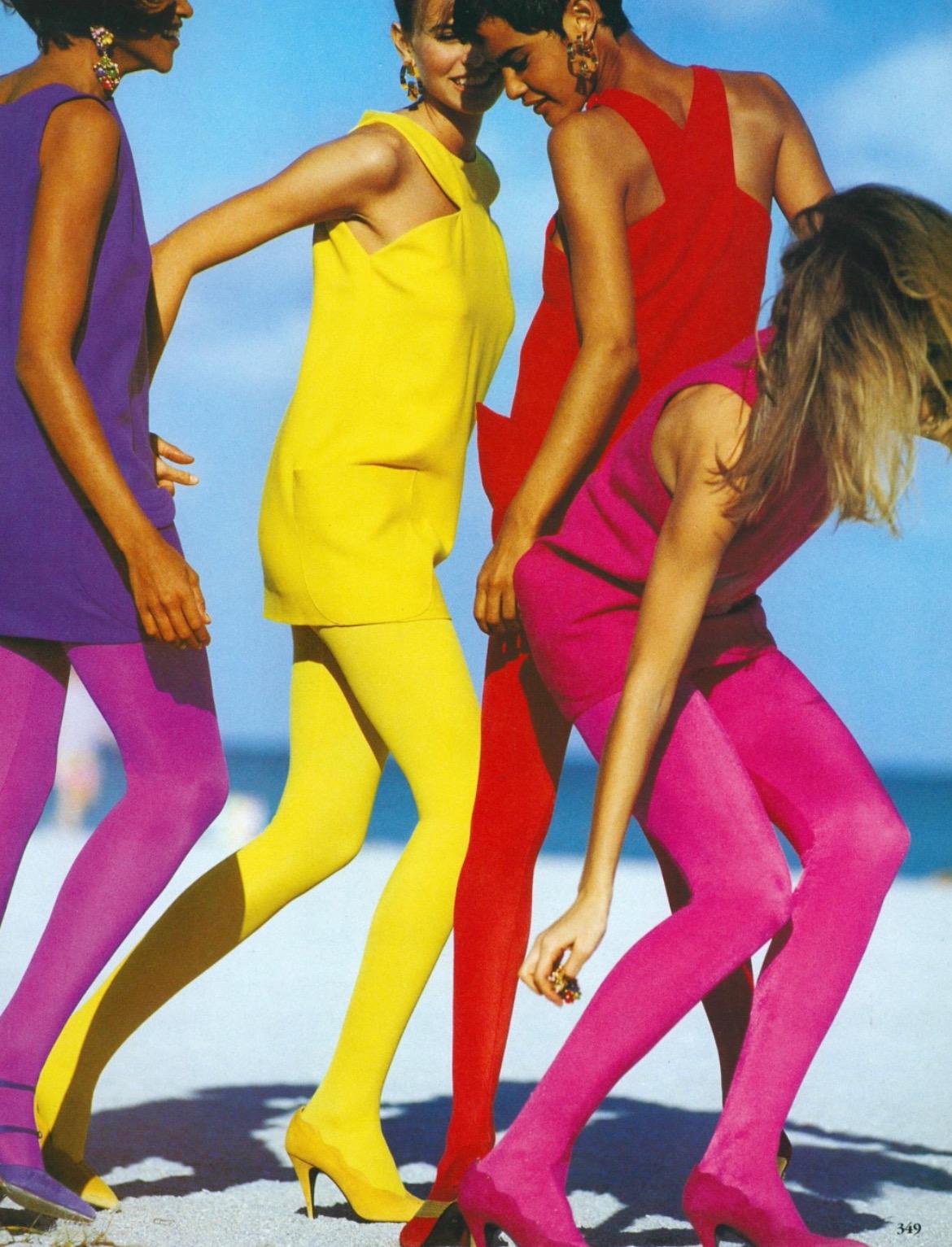 S/S 1991 - Gianni Versace Runway Ad - Mini robe droite sans manches rouge à poches Bon état - En vente à West Hollywood, CA