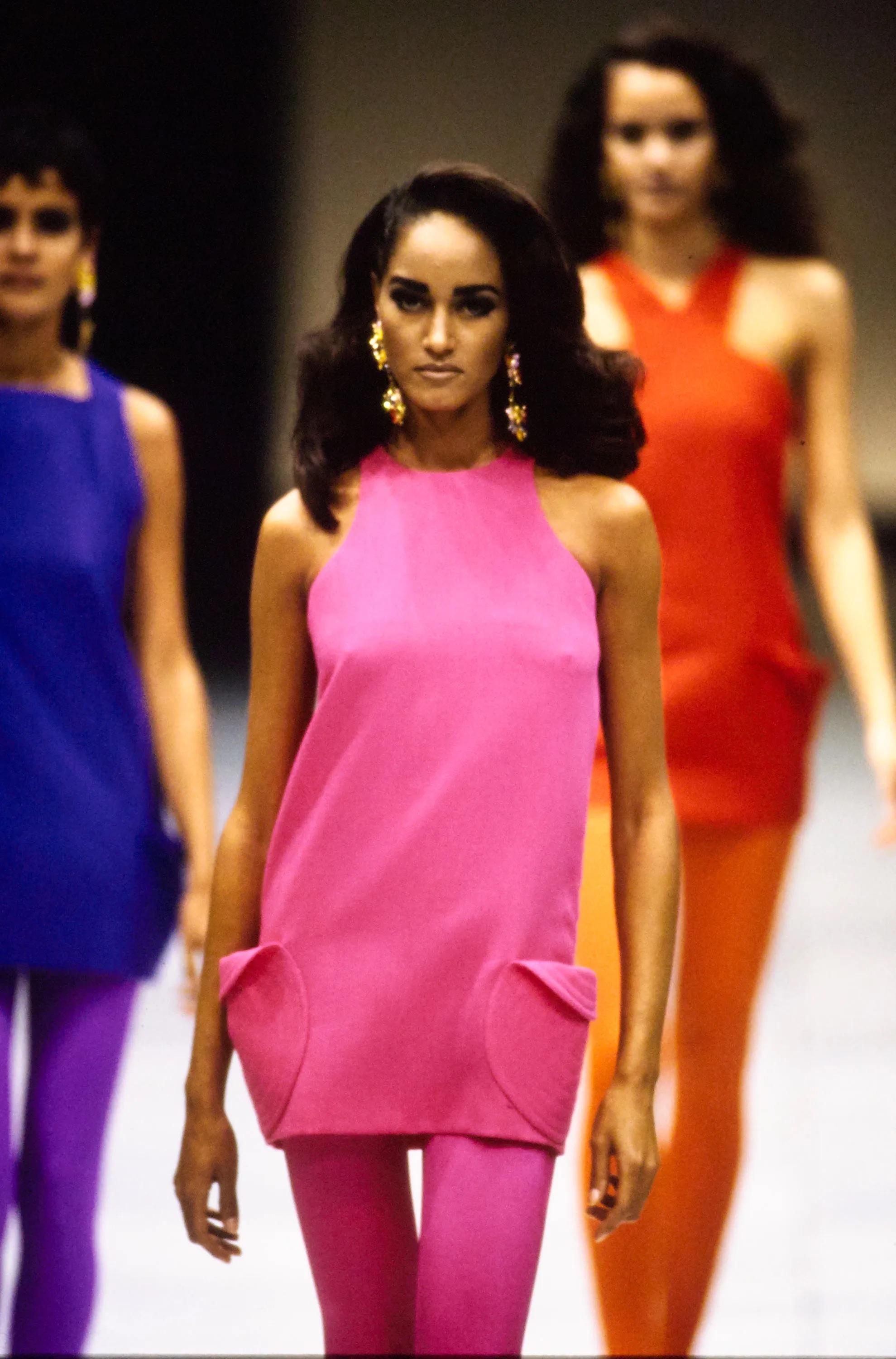 S/S 1991 - Gianni Versace Runway Ad - Mini robe droite sans manches rouge à poches en vente 1