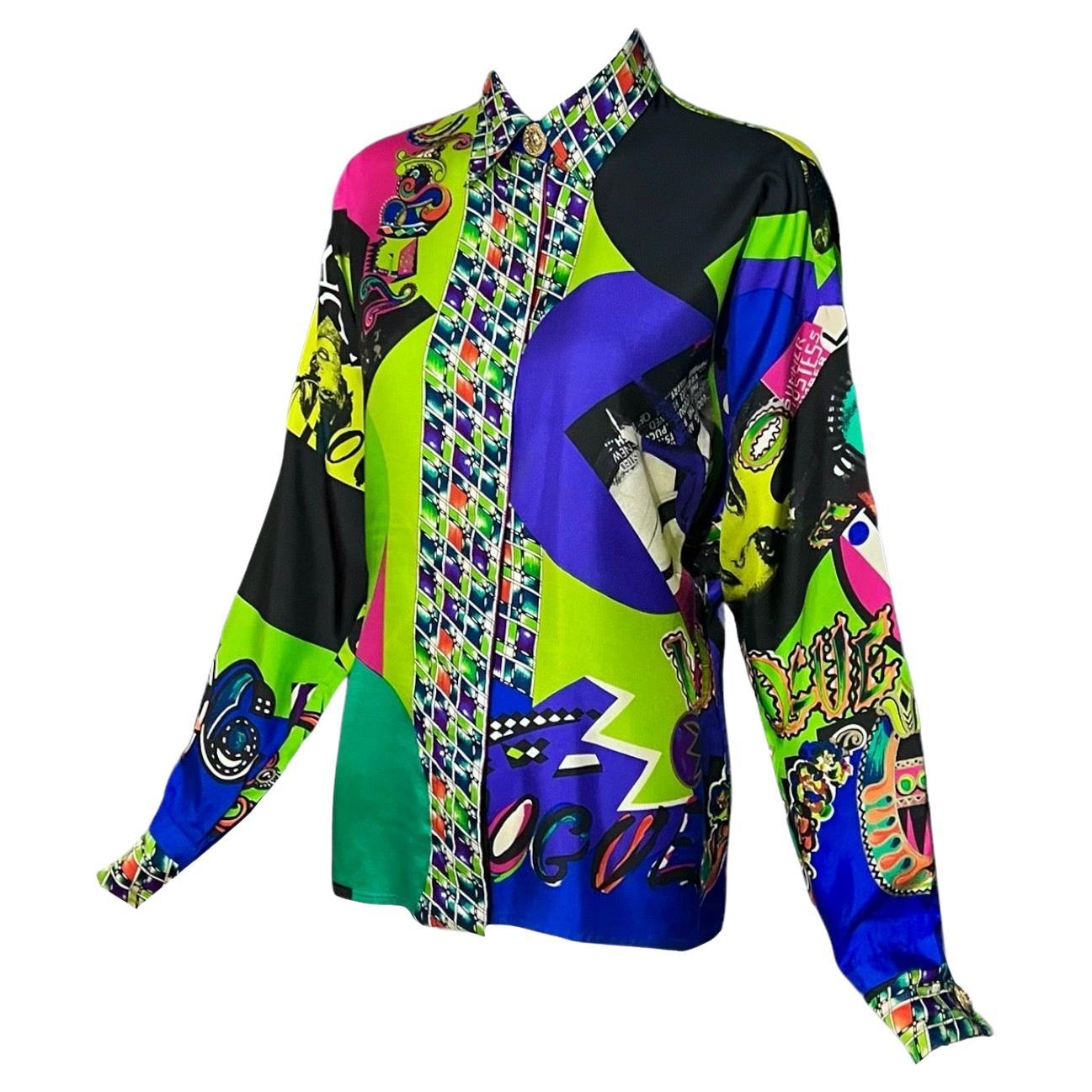 Gianni Versace Vogue Vintage mehrfarbig bedrucktes Pop Art Hemd aus der Frühjahrskollektion 1991.
Mit dem kultigen Vogue-Aufdruck und den Titelseiten der Vogue-Magazine sowie den abstrakten Buchstaben 