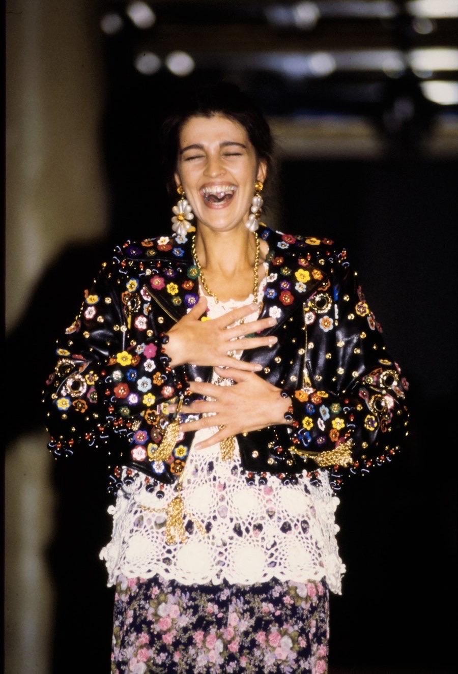 S/S 1991 MOSCHINO Redwall Documented Black Round Flower Appliquéd Leather Purse For Sale 9