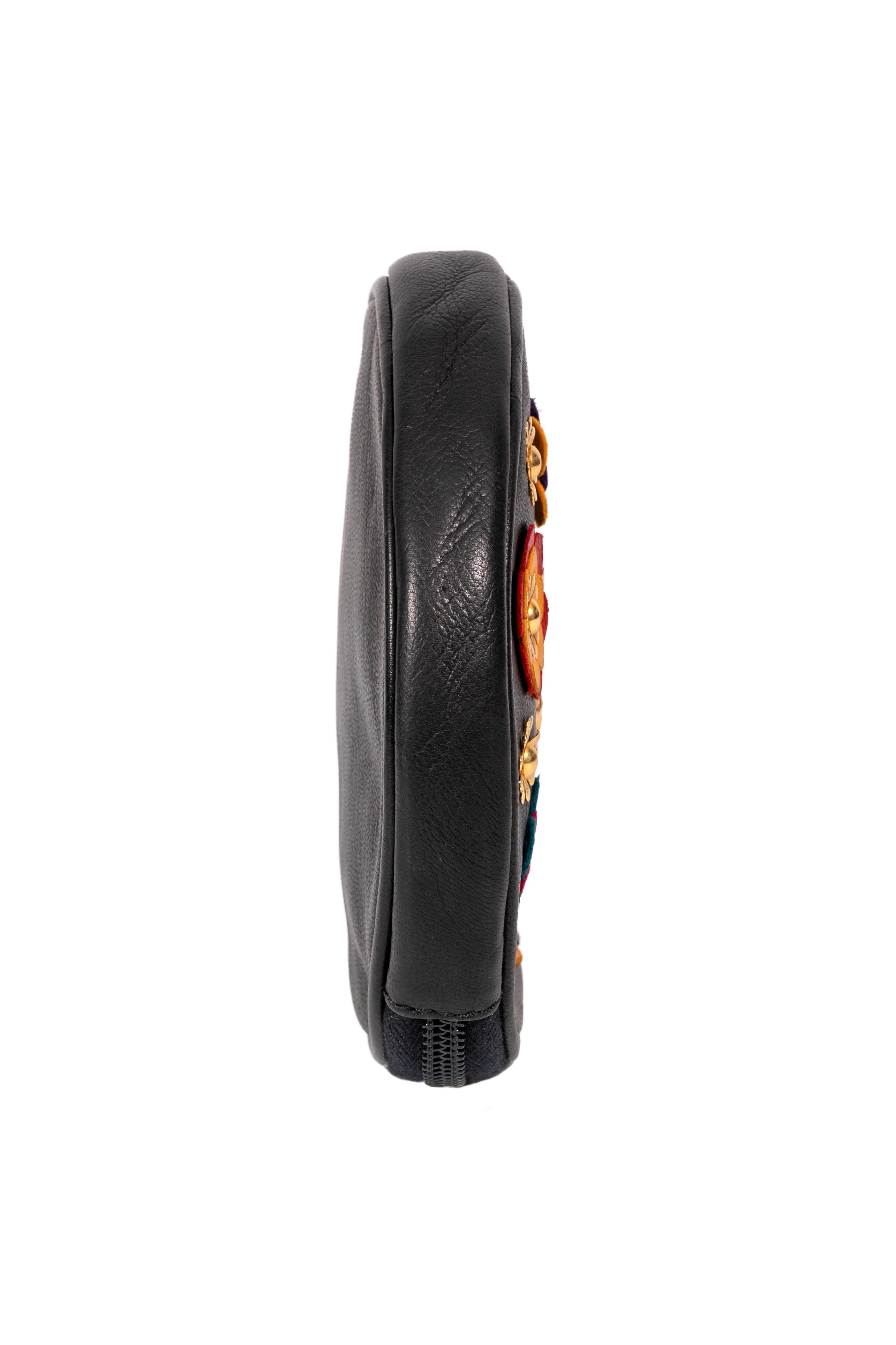 S/S 1991 MOSCHINO Redwall Documented Black Round Flower Appliquéd Leather Purse For Sale 1