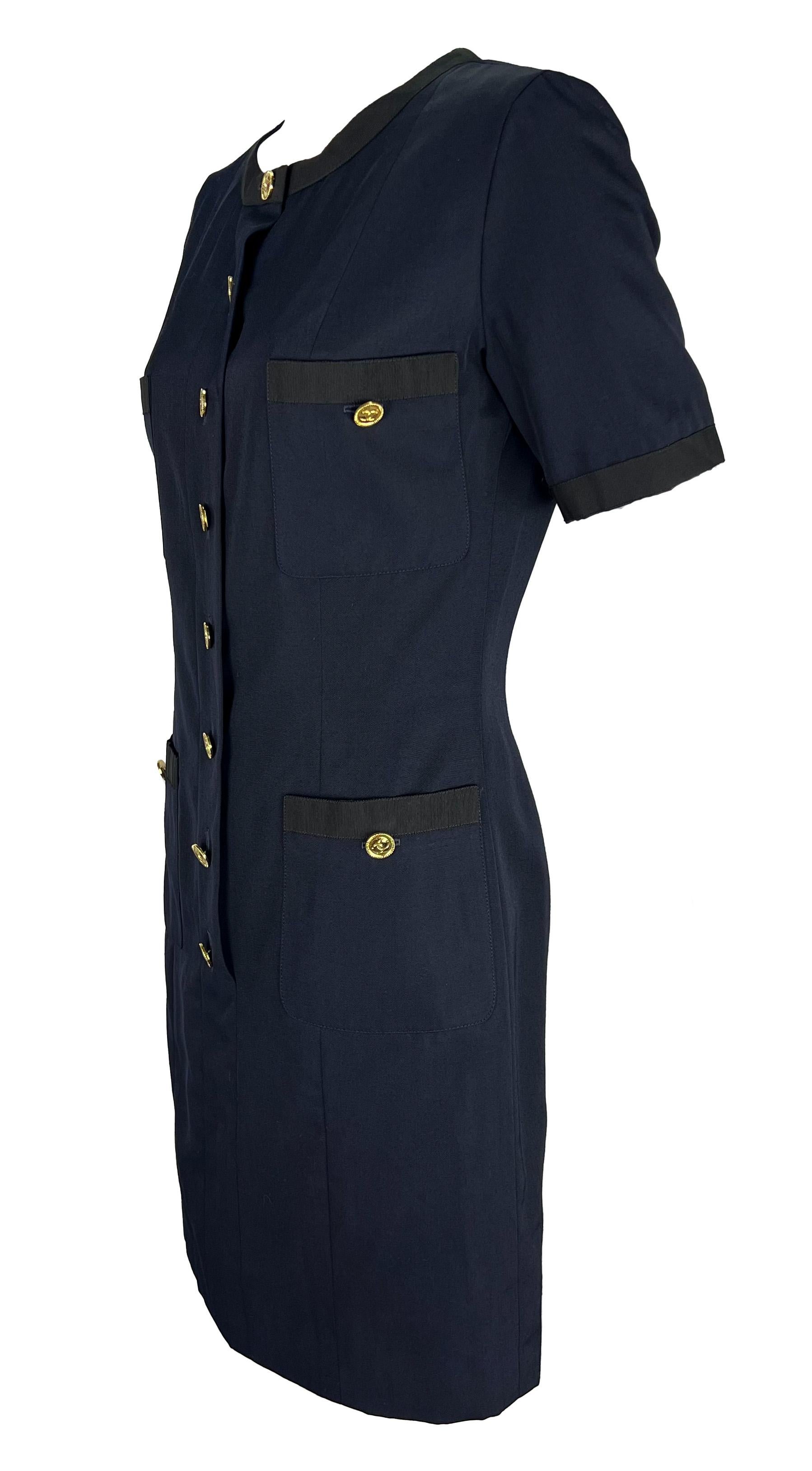 Noir Robe chemise à manches courtes or CC bleu marine Chanel par Karl Lagerfeld, P/E 1992 en vente