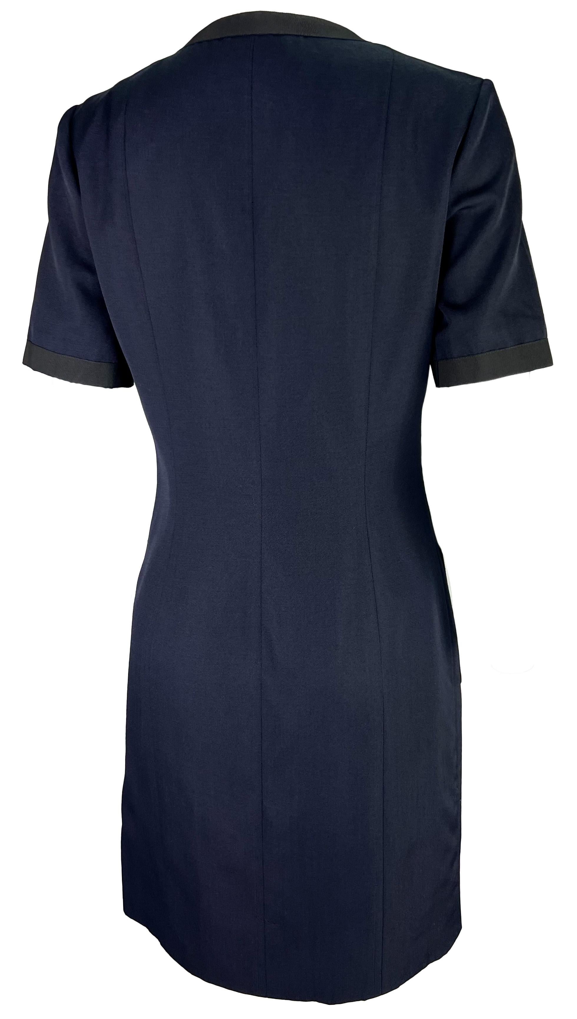 Robe chemise à manches courtes or CC bleu marine Chanel par Karl Lagerfeld, P/E 1992 Excellent état - En vente à West Hollywood, CA