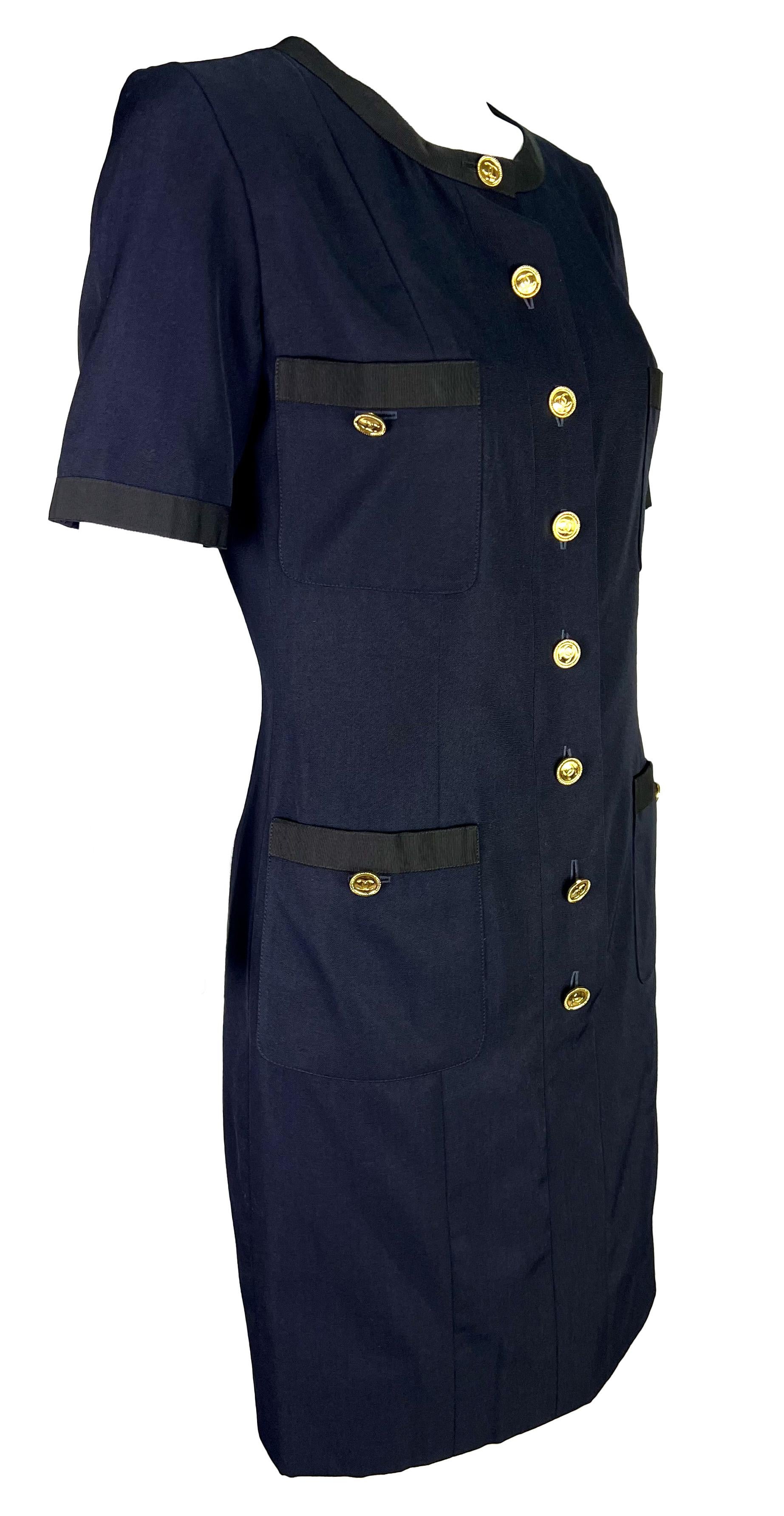 Robe chemise à manches courtes or CC bleu marine Chanel par Karl Lagerfeld, P/E 1992 Pour femmes en vente