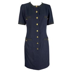Robe chemise à manches courtes or CC bleu marine Chanel par Karl Lagerfeld, P/E 1992