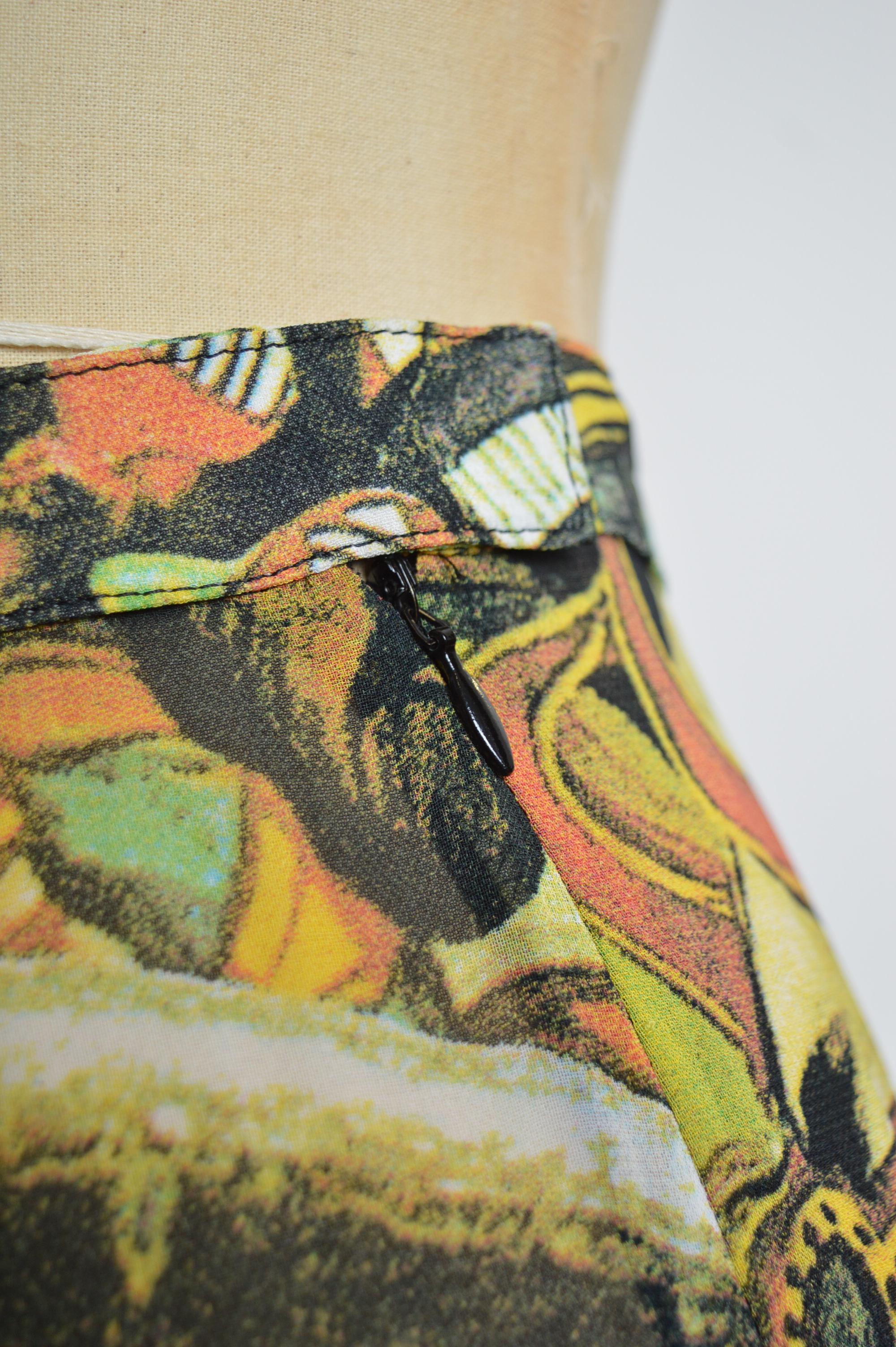 P/E 1992 Dolce & Gabbana - Pantaloni 3/4 con motivi colorati e nappe in vendita 5